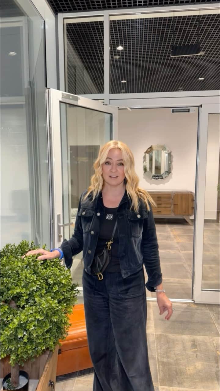 のインスタグラム：「Добро пожаловать в наш гостиничный комплекс на арене @angelsofplushenko в Москве   Небольшая экскурсия в закулисье ледовой жизни спортсменов. Для удобства мы сделали 5 номеров прямо на арене, в которых останавливаются наши фигуристы. С моим графиком я знаю, как тяжело находится долго в дали от дома и что даже в самой короткой командировке для меня очень важен домашний уют. Это и было главной задачей, создать для детей нашей академии уют. Помочь с этим я обратилась в компанию @stedi.tex, которые  для нас в кратчайшие сроки сделали римские шторы .Получилось очень уютно и стильно.   По промокоду «Яна» для моих подписчиков скидка 20%.」