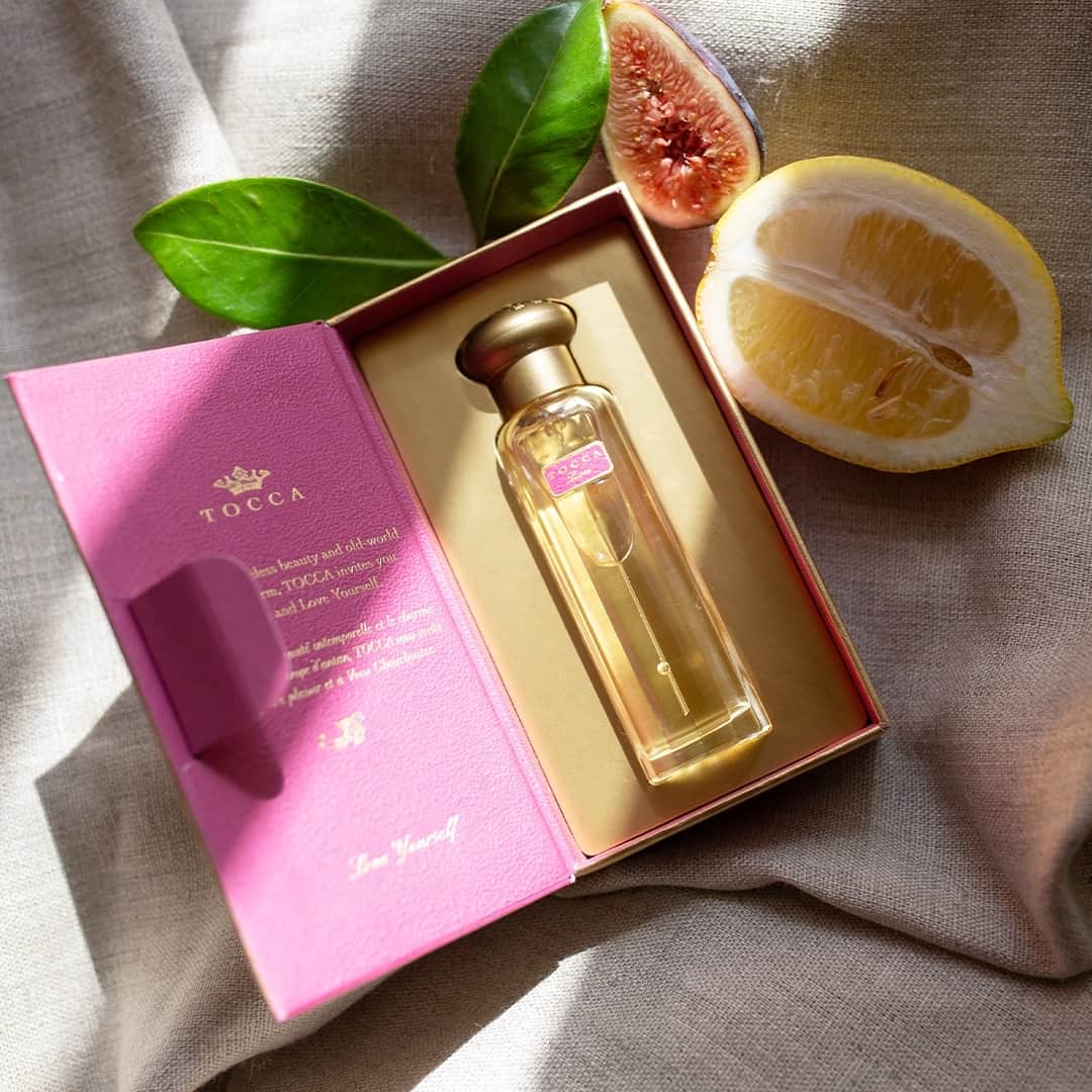 トッカのインスタグラム：「We are pleased to introduce Lucia’s new 20ml bottle to take on your travel adventures…or just sneak her into your purse for spontaneous after-work escapades. 👛⁠ ⁠ #TOCCA #LoveYourself ⁠ _⁠ #TOCCAbeauty #TOCCAperfume #TOCCAFragrance #TOCCALucia #lucia #fragrance #eaudeparfum #perfume #perfumery #finefragrance #timelessbeauty #european #handcraftedbeauty #adventure #explore #perfumelovers #beauty #fall #citrus #floral #lemon #lemonscent #italiansummer #eternalitaliansummer #new #newproduct」