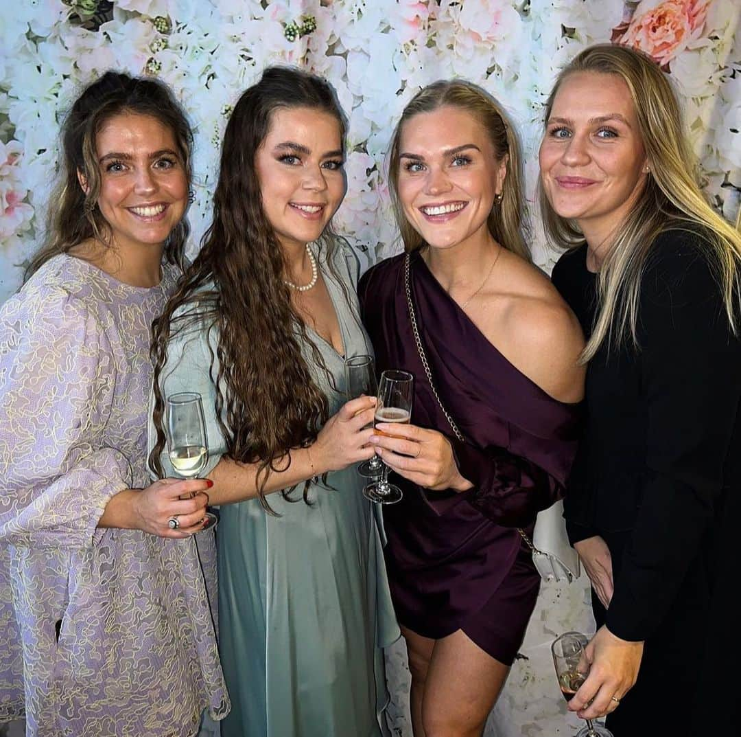 Katrin Tanja Davidsdottirさんのインスタグラム写真 - (Katrin Tanja DavidsdottirInstagram)「Got to celebrate @eddarunfossberg & @brynjarorn with some of my very oldest friends ✨🥹🤍💍👰🏼‍♀️ Friends for almost 20 years (.. & GUARANTEED at least 80 more!)  What a perfect day. I love your love & your little fam! ☺️🫶🏼 (swipe to last photo to see the friend group with some serious stage mom vibes .. gotta catch our girl cutting the first slice 🤣)」10月6日 0時44分 - katrintanja