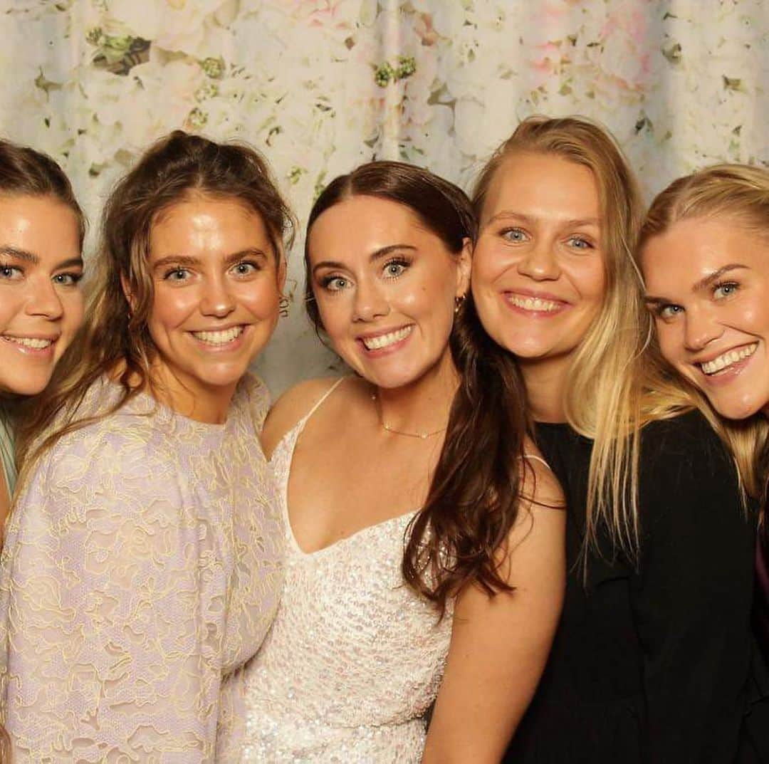 Katrin Tanja Davidsdottirさんのインスタグラム写真 - (Katrin Tanja DavidsdottirInstagram)「Got to celebrate @eddarunfossberg & @brynjarorn with some of my very oldest friends ✨🥹🤍💍👰🏼‍♀️ Friends for almost 20 years (.. & GUARANTEED at least 80 more!)  What a perfect day. I love your love & your little fam! ☺️🫶🏼 (swipe to last photo to see the friend group with some serious stage mom vibes .. gotta catch our girl cutting the first slice 🤣)」10月6日 0時44分 - katrintanja