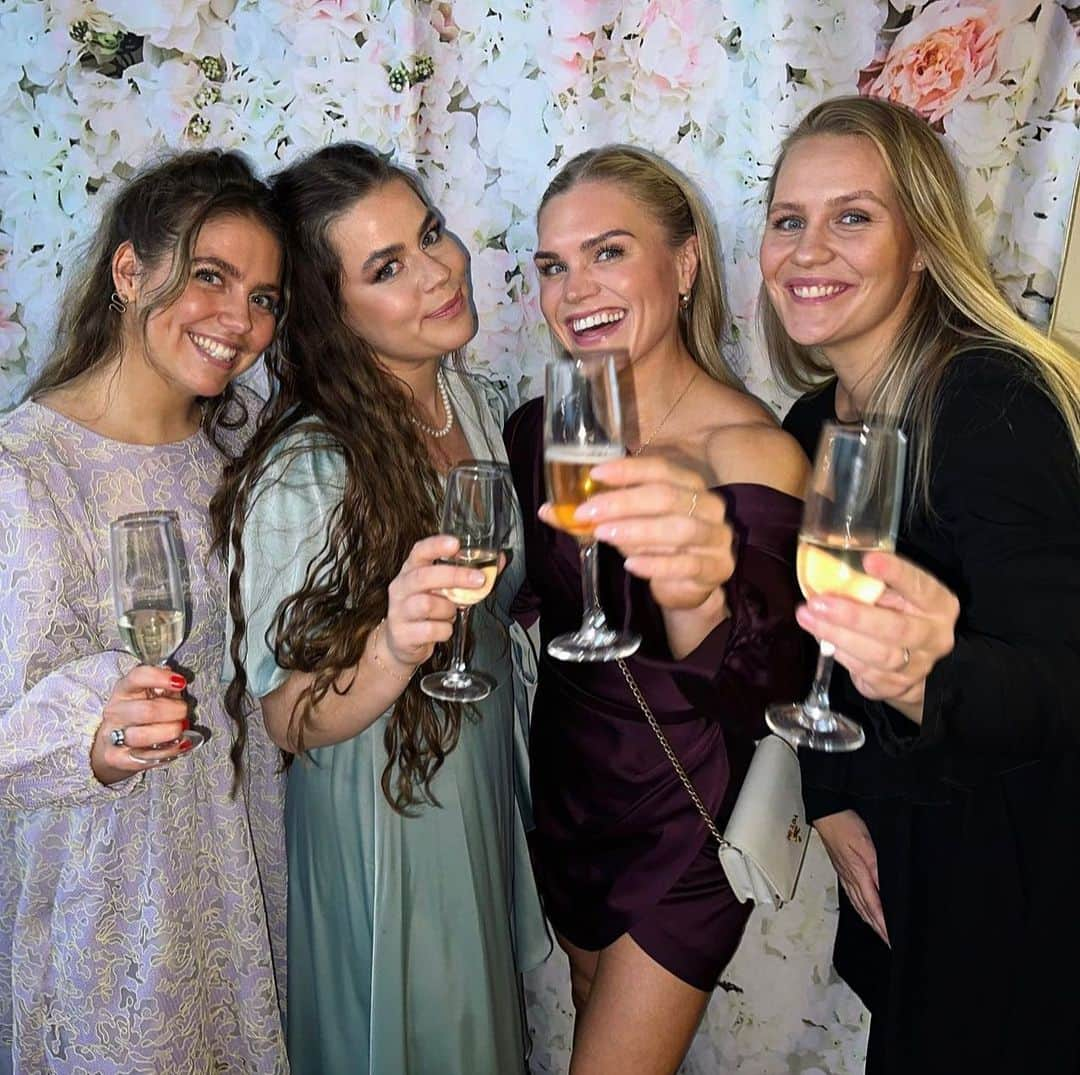 Katrin Tanja Davidsdottirさんのインスタグラム写真 - (Katrin Tanja DavidsdottirInstagram)「Got to celebrate @eddarunfossberg & @brynjarorn with some of my very oldest friends ✨🥹🤍💍👰🏼‍♀️ Friends for almost 20 years (.. & GUARANTEED at least 80 more!)  What a perfect day. I love your love & your little fam! ☺️🫶🏼 (swipe to last photo to see the friend group with some serious stage mom vibes .. gotta catch our girl cutting the first slice 🤣)」10月6日 0時44分 - katrintanja