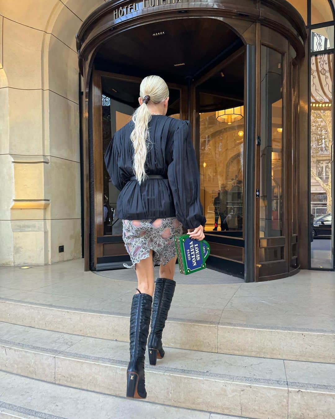 キャロライン・ダウルのインスタグラム：「Anzeige // when your bag knows the way to @louisvuitton 🙃」