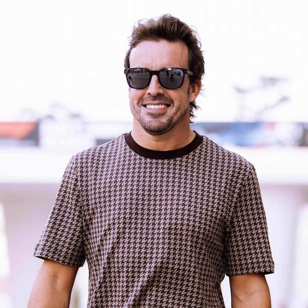 フェルナンド・アロンソさんのインスタグラム写真 - (フェルナンド・アロンソInstagram)「Hello Qatar 👋 ! @boss @astonmartinf1 #boss #BeyourownBoss  •  📸: @zakmauger」10月6日 0時49分 - fernandoalo_oficial