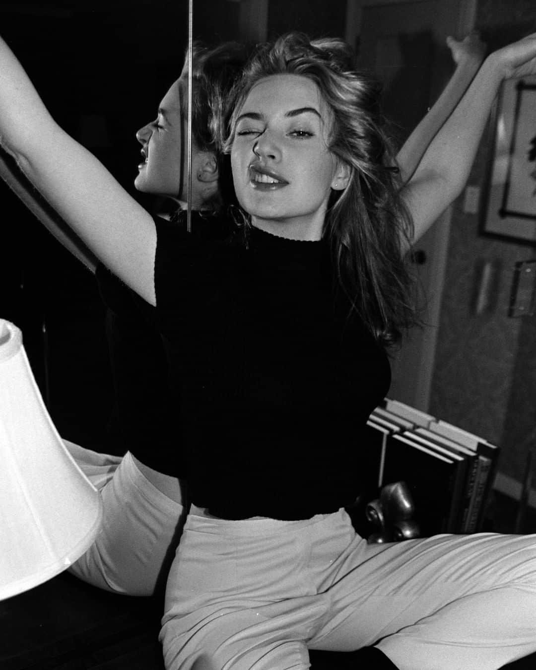 Rolling Stoneのインスタグラム：「Kate Winslet answers questions during an interview in a Regency Hotel suite in New York City, 1995. Happy Birthday to a star. 📸 David Turner for @wwd」