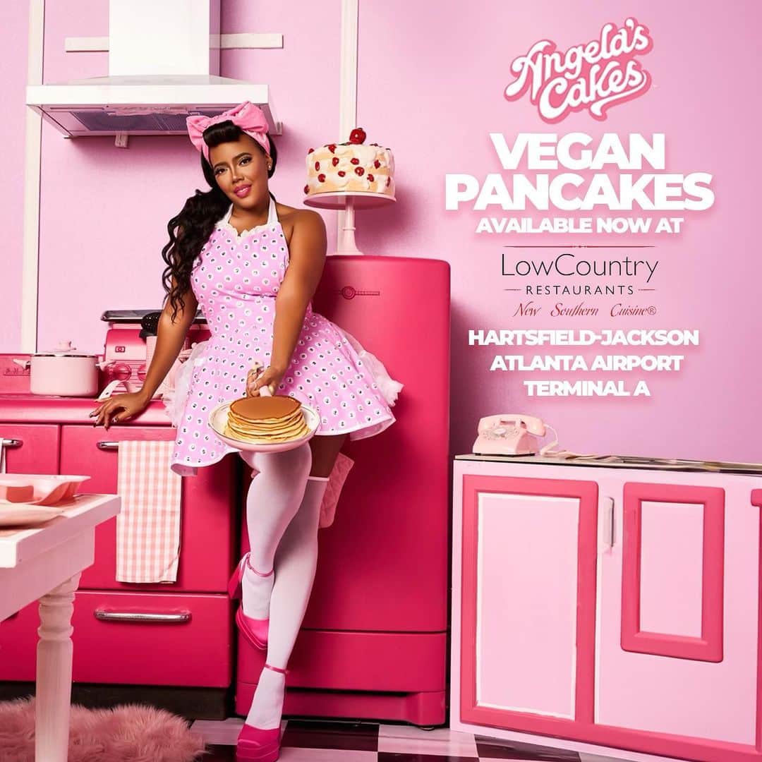 Angela Simmonsのインスタグラム：「BIG ANNOUNCEMENT 🎂 You can now taste my cakes  @lowcountryrestaurants !! At Hartsfield-Jackson Atlanta International Airport!! 🎂🍰🧁 #Day4MaisfentingMyDreams 💖 @eatangelascakes」