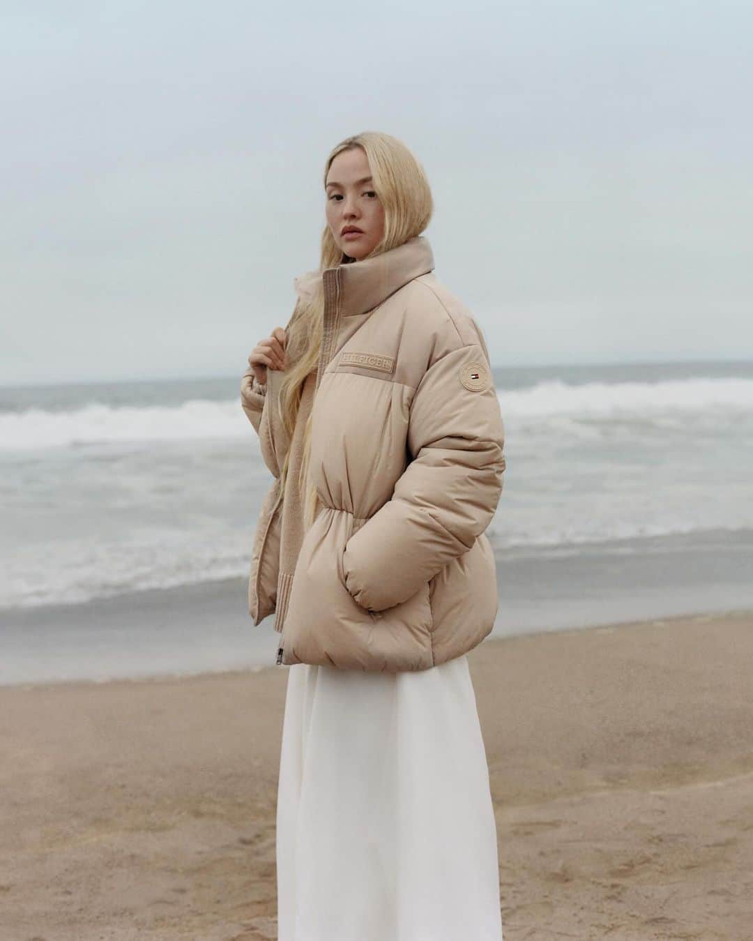 Tommy Hilfigerのインスタグラム：「Tommy puffers 🤍🤍🤍 Always energized close to the sea. #TommyHilfiger #TommyFamily #PufferJacket」