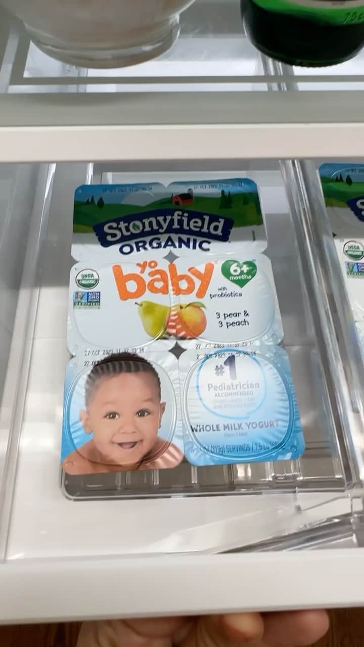 ジーナ・ロドリゲスのインスタグラム：「Mornings with DJ Charlie are the best. And I’m loving this next phase of solid foods. Charlie loves YOGURT. YoBaby is made with USDA Organic, pasture-raised milk and is always made with high quality ingredients and no harmful pesticides. Making good choices for my baby has never been easier! @Stonyfield #GoodOnPurpose #Stonyfield #StonyfieldYoBaby #StonyfieldYoBabyPartner」