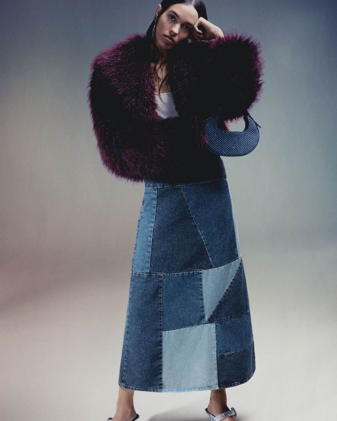 MANGOのインスタグラム：「Denim patchwork, XXL fur-effect cropped coats, mini handbags... Bringing back trends of past decades has never felt so good 💥 Discover what happens when the 70s and the 00s collide, now at mango.com ⁣ Jacket: 57047748 ⁣ Skirt: 57087749 ⁣ #MangoWoman」