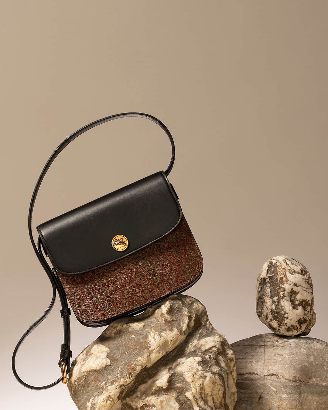 エトロのインスタグラム：「Tradition is seen in contemporary design: discover the new Essential Folder Bag to wear all day in multiple ways. Available now in-store and on etro.com   #Etro」