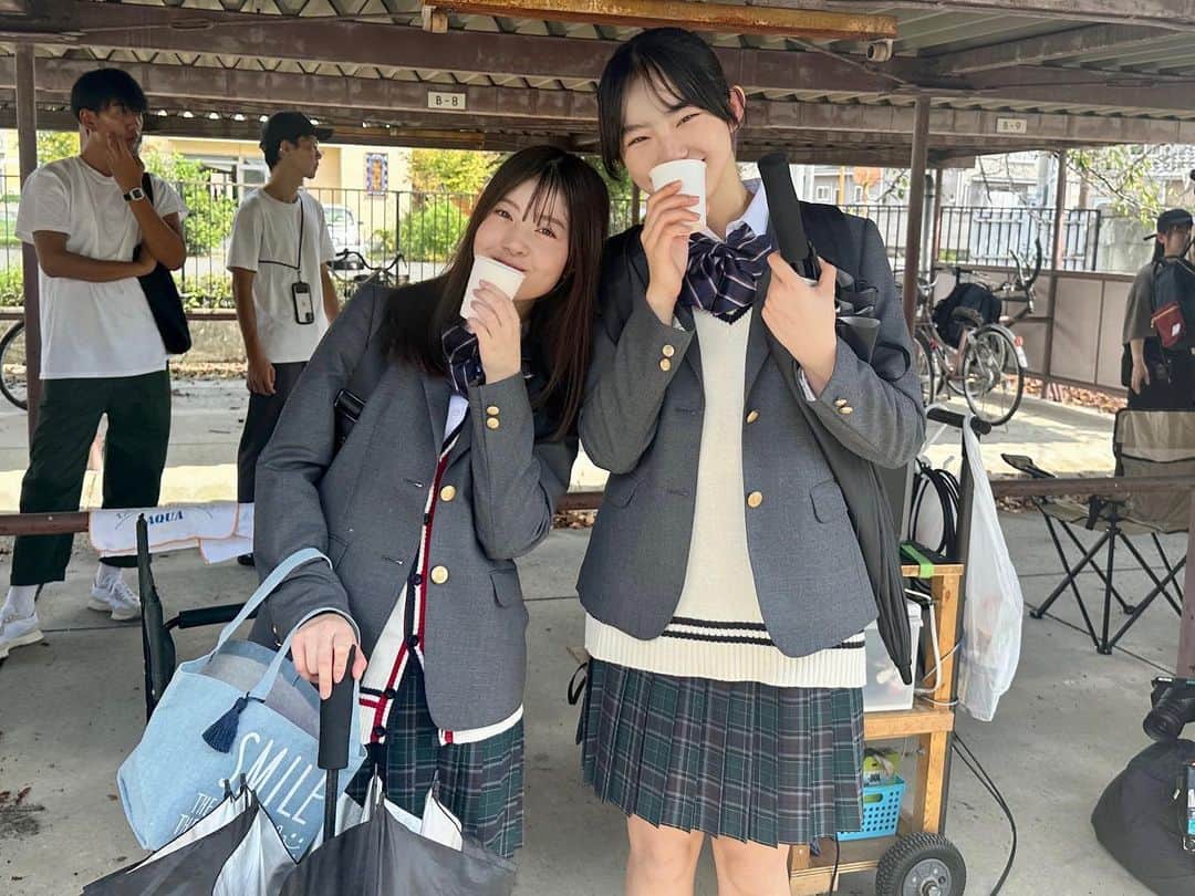 のインスタグラム：「. |◤#ブラックファミリア 　　　　初回放送中🎭◢|  ✦ #BFオフショット 📸✦  新堂家の梨里杏と早乙女家の葵、 二人は同じ高校に通う同級生🏫 梨里杏と葵、仲良し2ショット🖤  #星乃夢奈 #瀧七海 #初回放送本日深夜0時9分スタート」