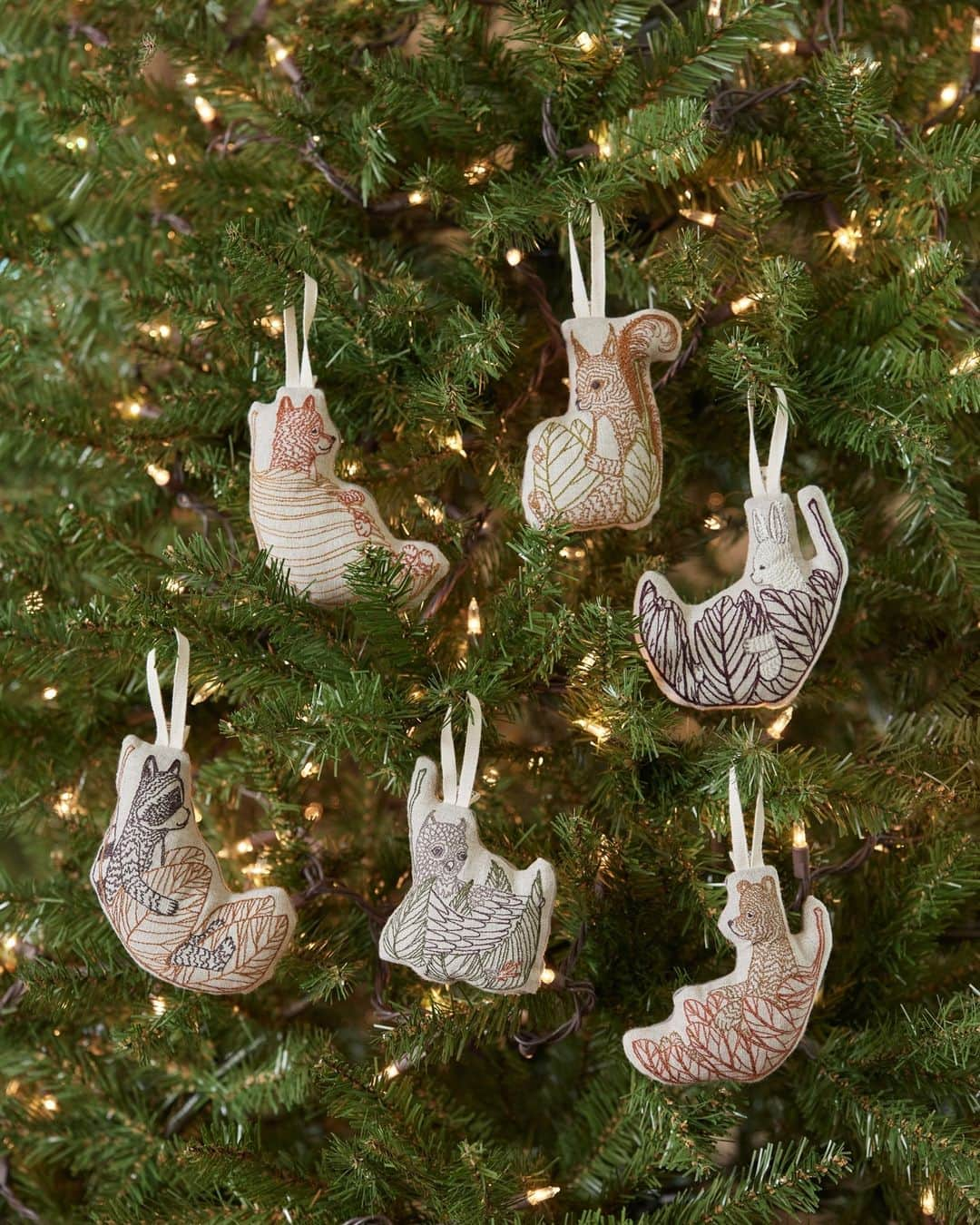 コーラル アンド タスクさんのインスタグラム写真 - (コーラル アンド タスクInstagram)「Ornaments for now and later! After decorating with our autumnal ornament, add them to your Christmas Tree this holiday season to transform your decor into a woodland wonderland. 🍂🎄 #coralandtusk #holidaydecor #treeornaments」10月6日 1時01分 - coralandtusk