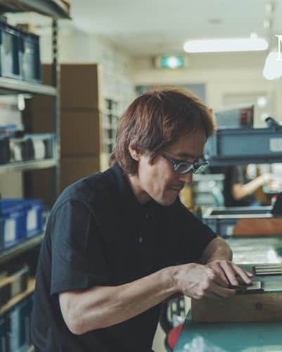 さんのインスタグラム写真 - (Instagram)「Meet the Maker: Masaki ITO, Sewing Machine Artisan  Mr. Ito decided to become a leather craftsman as he loved making things since he was a child.  Read more about his journey as an artisan via Link in Bio.」10月6日 1時01分 - indenest.1582