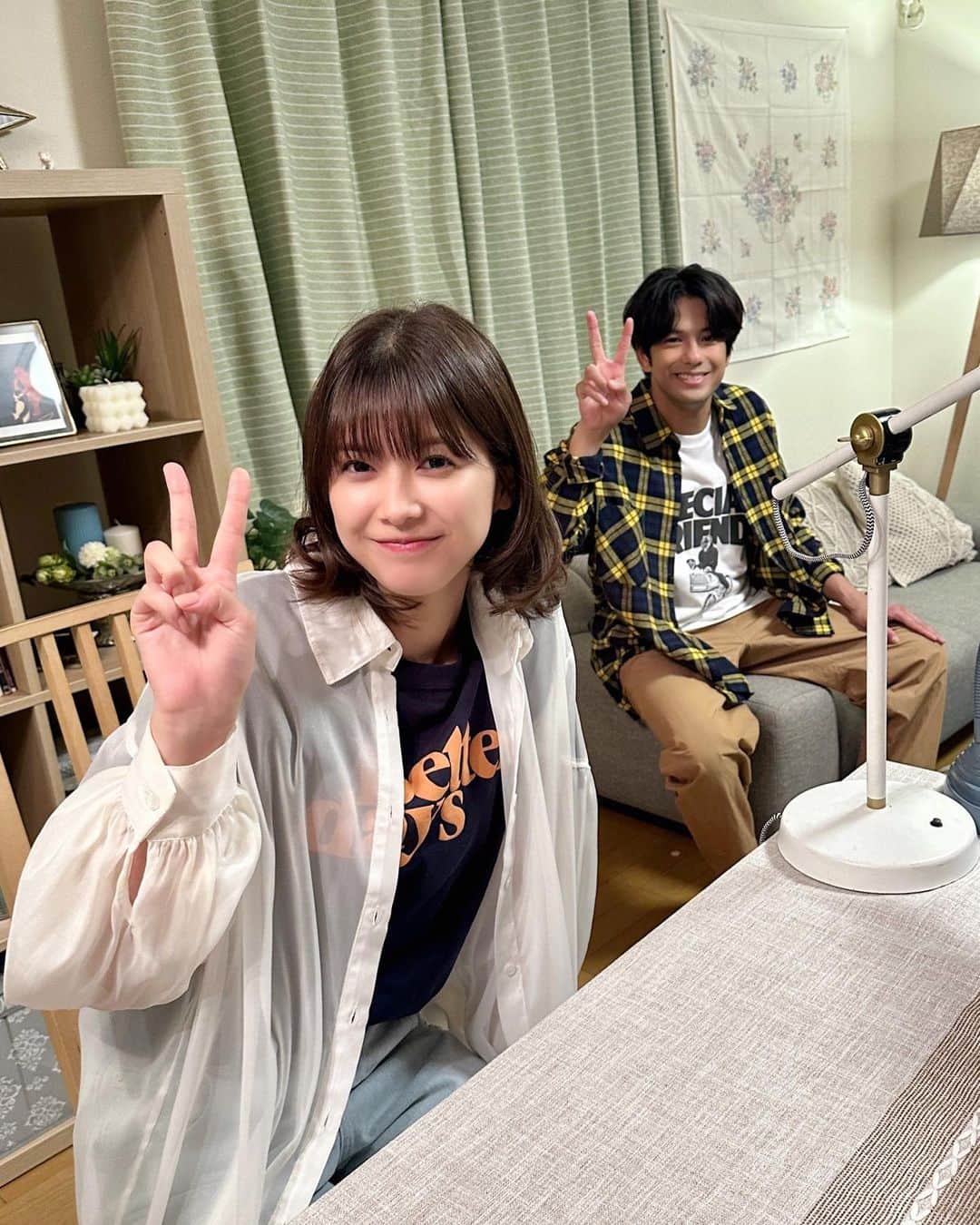 のインスタグラム：「. |◤#ブラックファミリア 　　　　　初回放送中🎭◢|  ✦ #BFオフショット 📸✦  新堂家のリビングで撮影中の沙奈✌ ふりかえると… 優磨も一緒に✌してくれてました☺️ 仲良し家族です🏡  #森崎ウィン #渡邉理佐 #初回放送本日深夜0時9分スタート」