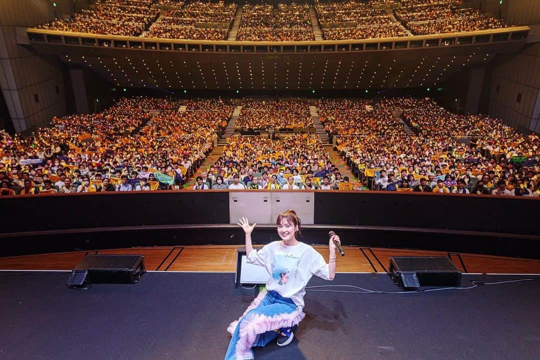 生田絵梨花のインスタグラム：「AUTUMNライブツアー✨ファイナル 国際フォーラムA 無事完走しました！！！！！！！  本当～～～に、楽しすぎました。 皆さんへの感謝が止まらないです。  応援してもらってること 楽しみにしてもらってること 一緒に共有できること なんて幸せなんだろうって噛み締めました。  皆さんの存在が 歌うことや音楽が自由だってことを教えてくれてます。  また一緒にライブできる日まで 一歩一歩がんばるぞぉ〜✨  本当にありがとうございました！！！！  思い出の写真、沢山あるので また載せますう☺️  #ikutour」