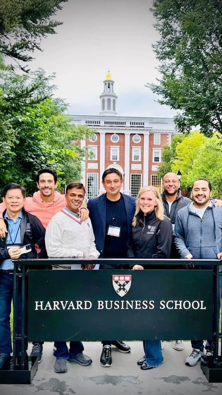 ルーカス・ディ・グラッシのインスタグラム：「Harvard OPM was intense … second module done ✅ one more to go !   Knowledge and friends are never enough. I enjoyed every minute of it.  #OPM62 #HBSOPM」