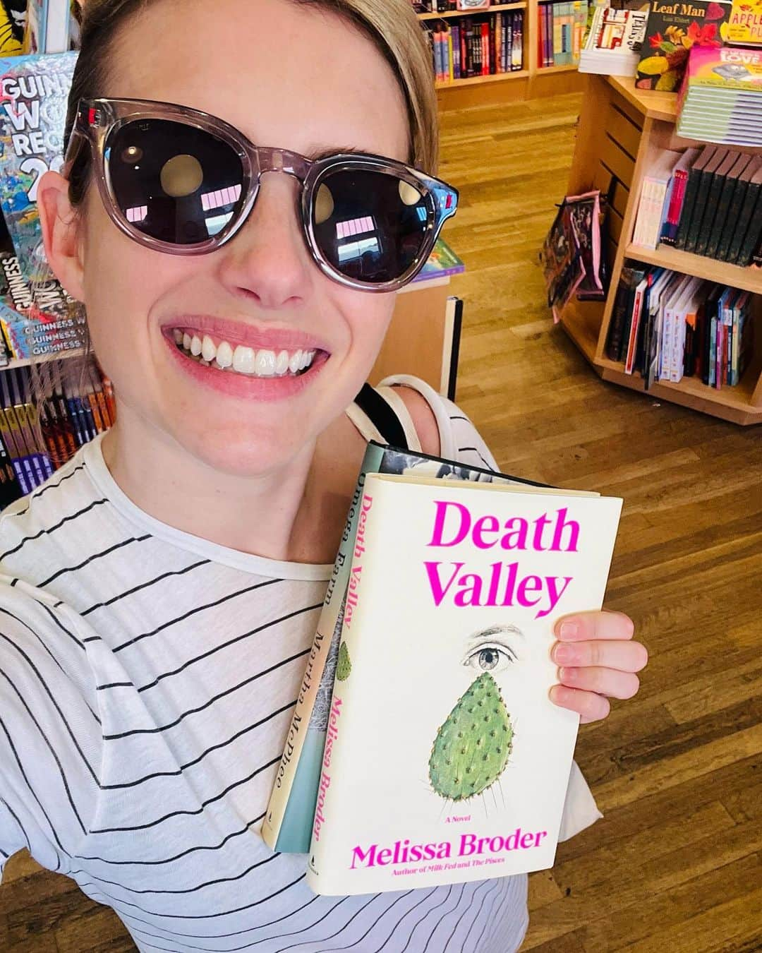 エマ・ロバーツさんのインスタグラム写真 - (エマ・ロバーツInstagram)「my latest @bookhampton haul featuring our @belletrist book of the month #deathvalley by our favorite @realmelissabroder 🌵 💓 also beyond excited for #omegafarm by @martha.mcphee 💙 amazing excerpt in this months @voguemagazine 👑」10月6日 1時06分 - emmaroberts