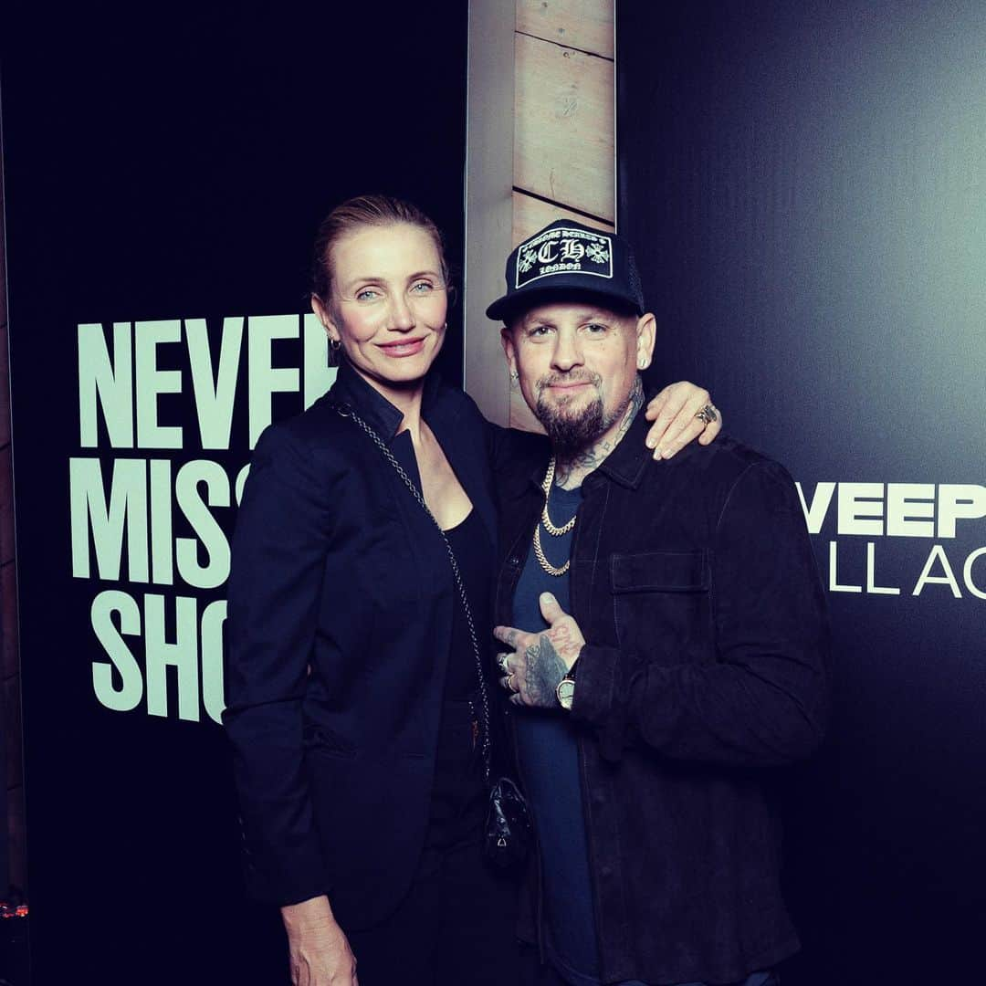 ベンジー・マッデンのインスタグラム：「This week We Launched @veeps ALL ACCESS 🤘🤘🤘🤘with our beautiful families and friends, our whole team @mddnco @livenation our Artist Fam, industry friends, family friends all showed up to celebrate with a secret little @goodcharlotteband show just for fun 🤘😎 great night and great way to bring live music into people’s living rooms!!! 🔥🔥👊👊👊 blessed to get to be a part of the future! Thanks everyone for all the love and support ❤️🙏  📸: @jordankelseyknight」