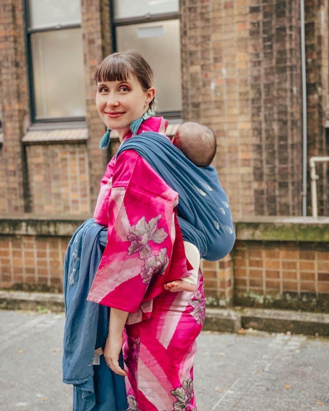 Anji SALZさんのインスタグラム写真 - (Anji SALZInstagram)「日本語↓  Here is a messy but real „daily life“ kimono outfit after wrangling with two kids..  It was a stressful day from start to end but at least I got some cute pictures together and saw some beautiful meisen kimono with my friend 💕  Tied the kimono short as to not damage the seam with my sandal buckles and to be able to move.. but let’s face it. It looks crap 😂  Last picture are the “dinosaur arms” - when the kimono sleeves are too short and you gotta pull your arms in for the photo 🦖📸  子育て中のリアルの普段着物👘 その日は色々大変だったけど、3人の写真を撮れてよかったのと、素敵な銘仙着物をみれてよかった❤️  裾にダメージかけないのと動きやすくするため、わざと短くきたけど、やはり格好悪い👎😂  最後の写真は「恐竜のうで」🦖　裄が短い場合はうでを引き上げるポーズあるあるよね。  Kimono: antique meisen Obi: Pink Panther vintage  Obijime: @gleshimakimono  Baby wrap: @didymos_babywearing @didymosjapan   #銘仙でお出かけ #大正の夢秘密の銘仙ものがたり展 #着物 #着物コーディネート #普段着物 #ママファッション #和装 #アンティーク着物 #kimono #japanesekimono #meisenkimono #didymos #didymos_babywearing #babywearing #japan #japanesefashion #ベビーウェアリング #ディディモス」10月6日 1時07分 - salztokyo