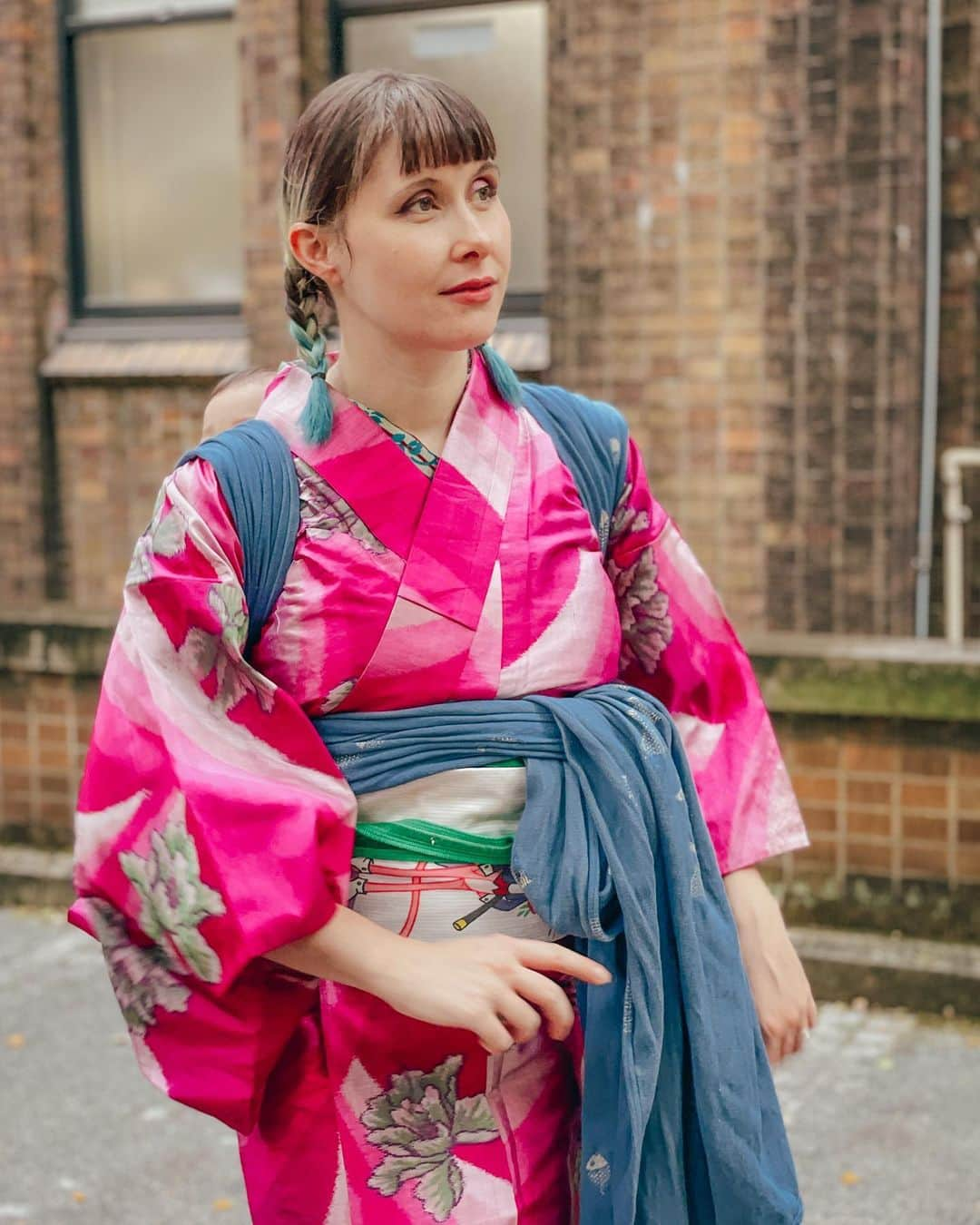 Anji SALZさんのインスタグラム写真 - (Anji SALZInstagram)「日本語↓  Here is a messy but real „daily life“ kimono outfit after wrangling with two kids..  It was a stressful day from start to end but at least I got some cute pictures together and saw some beautiful meisen kimono with my friend 💕  Tied the kimono short as to not damage the seam with my sandal buckles and to be able to move.. but let’s face it. It looks crap 😂  Last picture are the “dinosaur arms” - when the kimono sleeves are too short and you gotta pull your arms in for the photo 🦖📸  子育て中のリアルの普段着物👘 その日は色々大変だったけど、3人の写真を撮れてよかったのと、素敵な銘仙着物をみれてよかった❤️  裾にダメージかけないのと動きやすくするため、わざと短くきたけど、やはり格好悪い👎😂  最後の写真は「恐竜のうで」🦖　裄が短い場合はうでを引き上げるポーズあるあるよね。  Kimono: antique meisen Obi: Pink Panther vintage  Obijime: @gleshimakimono  Baby wrap: @didymos_babywearing @didymosjapan   #銘仙でお出かけ #大正の夢秘密の銘仙ものがたり展 #着物 #着物コーディネート #普段着物 #ママファッション #和装 #アンティーク着物 #kimono #japanesekimono #meisenkimono #didymos #didymos_babywearing #babywearing #japan #japanesefashion #ベビーウェアリング #ディディモス」10月6日 1時07分 - salztokyo