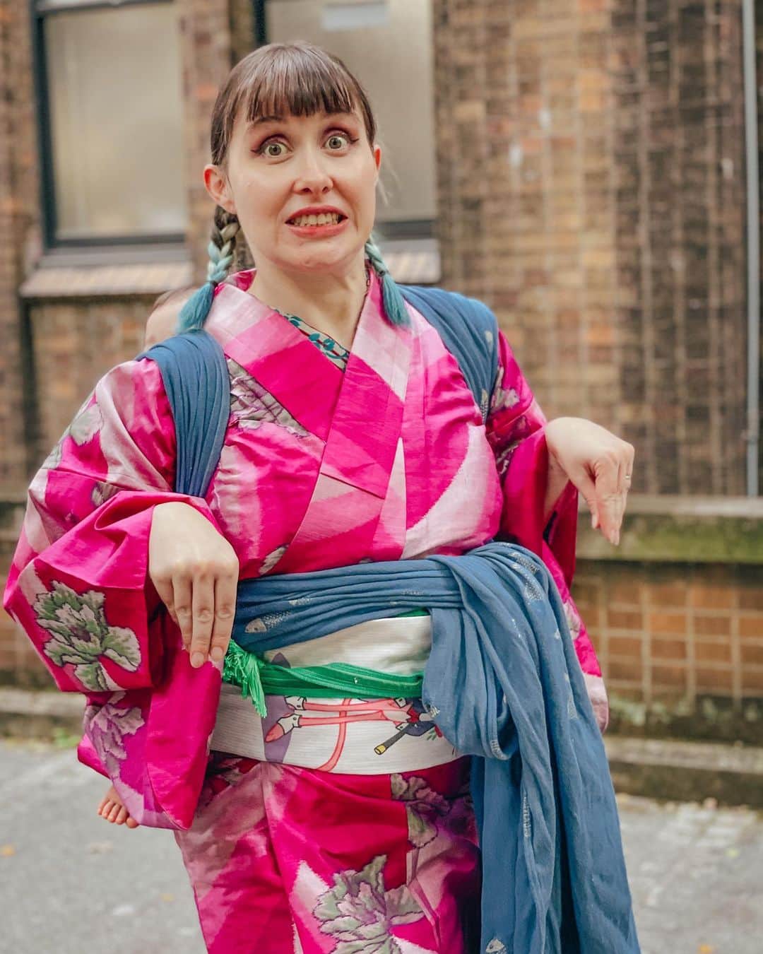 Anji SALZさんのインスタグラム写真 - (Anji SALZInstagram)「日本語↓  Here is a messy but real „daily life“ kimono outfit after wrangling with two kids..  It was a stressful day from start to end but at least I got some cute pictures together and saw some beautiful meisen kimono with my friend 💕  Tied the kimono short as to not damage the seam with my sandal buckles and to be able to move.. but let’s face it. It looks crap 😂  Last picture are the “dinosaur arms” - when the kimono sleeves are too short and you gotta pull your arms in for the photo 🦖📸  子育て中のリアルの普段着物👘 その日は色々大変だったけど、3人の写真を撮れてよかったのと、素敵な銘仙着物をみれてよかった❤️  裾にダメージかけないのと動きやすくするため、わざと短くきたけど、やはり格好悪い👎😂  最後の写真は「恐竜のうで」🦖　裄が短い場合はうでを引き上げるポーズあるあるよね。  Kimono: antique meisen Obi: Pink Panther vintage  Obijime: @gleshimakimono  Baby wrap: @didymos_babywearing @didymosjapan   #銘仙でお出かけ #大正の夢秘密の銘仙ものがたり展 #着物 #着物コーディネート #普段着物 #ママファッション #和装 #アンティーク着物 #kimono #japanesekimono #meisenkimono #didymos #didymos_babywearing #babywearing #japan #japanesefashion #ベビーウェアリング #ディディモス」10月6日 1時07分 - salztokyo