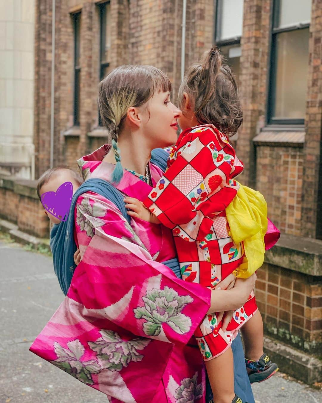 Anji SALZさんのインスタグラム写真 - (Anji SALZInstagram)「日本語↓  Here is a messy but real „daily life“ kimono outfit after wrangling with two kids..  It was a stressful day from start to end but at least I got some cute pictures together and saw some beautiful meisen kimono with my friend 💕  Tied the kimono short as to not damage the seam with my sandal buckles and to be able to move.. but let’s face it. It looks crap 😂  Last picture are the “dinosaur arms” - when the kimono sleeves are too short and you gotta pull your arms in for the photo 🦖📸  子育て中のリアルの普段着物👘 その日は色々大変だったけど、3人の写真を撮れてよかったのと、素敵な銘仙着物をみれてよかった❤️  裾にダメージかけないのと動きやすくするため、わざと短くきたけど、やはり格好悪い👎😂  最後の写真は「恐竜のうで」🦖　裄が短い場合はうでを引き上げるポーズあるあるよね。  Kimono: antique meisen Obi: Pink Panther vintage  Obijime: @gleshimakimono  Baby wrap: @didymos_babywearing @didymosjapan   #銘仙でお出かけ #大正の夢秘密の銘仙ものがたり展 #着物 #着物コーディネート #普段着物 #ママファッション #和装 #アンティーク着物 #kimono #japanesekimono #meisenkimono #didymos #didymos_babywearing #babywearing #japan #japanesefashion #ベビーウェアリング #ディディモス」10月6日 1時07分 - salztokyo