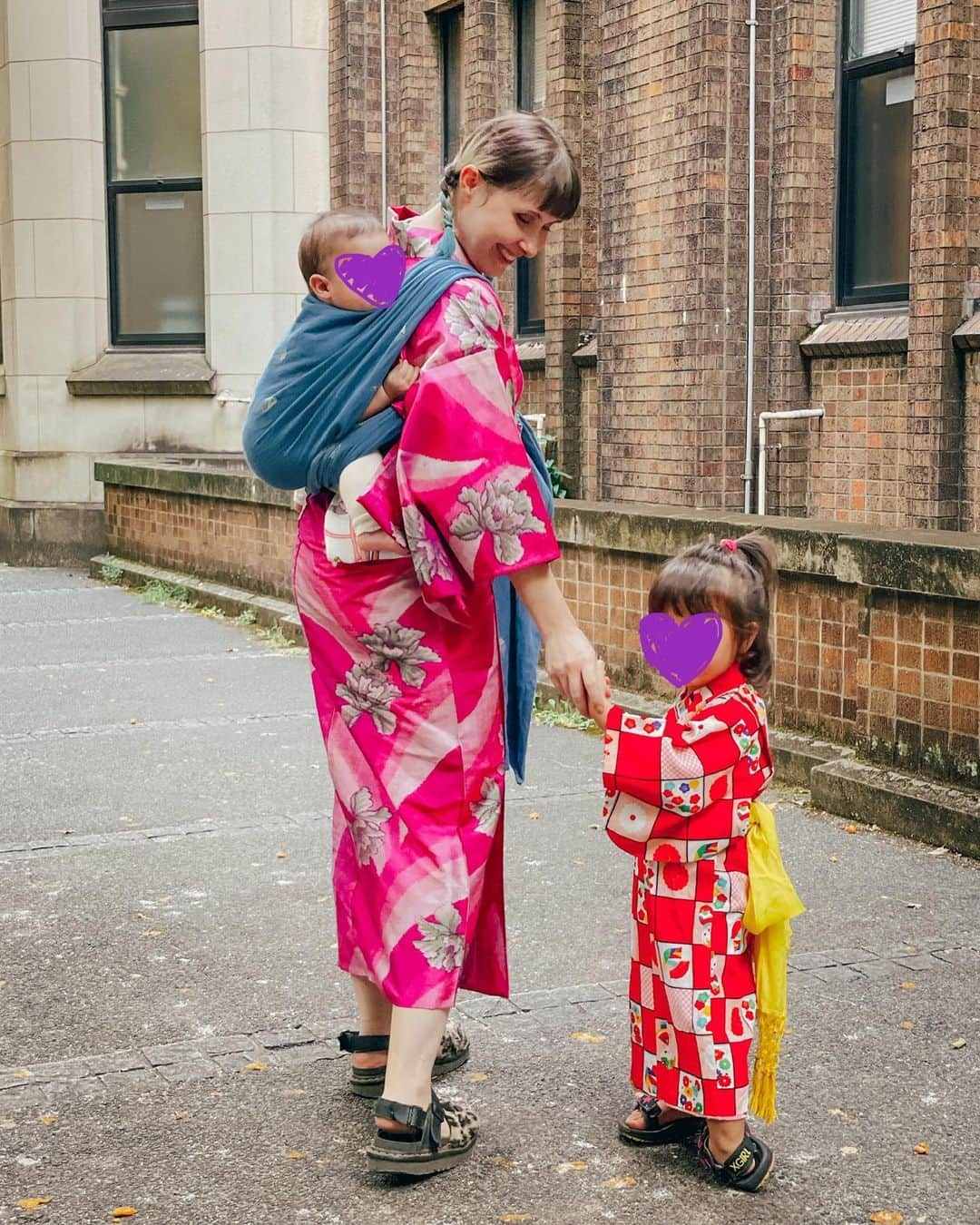 Anji SALZさんのインスタグラム写真 - (Anji SALZInstagram)「日本語↓  Here is a messy but real „daily life“ kimono outfit after wrangling with two kids..  It was a stressful day from start to end but at least I got some cute pictures together and saw some beautiful meisen kimono with my friend 💕  Tied the kimono short as to not damage the seam with my sandal buckles and to be able to move.. but let’s face it. It looks crap 😂  Last picture are the “dinosaur arms” - when the kimono sleeves are too short and you gotta pull your arms in for the photo 🦖📸  子育て中のリアルの普段着物👘 その日は色々大変だったけど、3人の写真を撮れてよかったのと、素敵な銘仙着物をみれてよかった❤️  裾にダメージかけないのと動きやすくするため、わざと短くきたけど、やはり格好悪い👎😂  最後の写真は「恐竜のうで」🦖　裄が短い場合はうでを引き上げるポーズあるあるよね。  Kimono: antique meisen Obi: Pink Panther vintage  Obijime: @gleshimakimono  Baby wrap: @didymos_babywearing @didymosjapan   #銘仙でお出かけ #大正の夢秘密の銘仙ものがたり展 #着物 #着物コーディネート #普段着物 #ママファッション #和装 #アンティーク着物 #kimono #japanesekimono #meisenkimono #didymos #didymos_babywearing #babywearing #japan #japanesefashion #ベビーウェアリング #ディディモス」10月6日 1時07分 - salztokyo