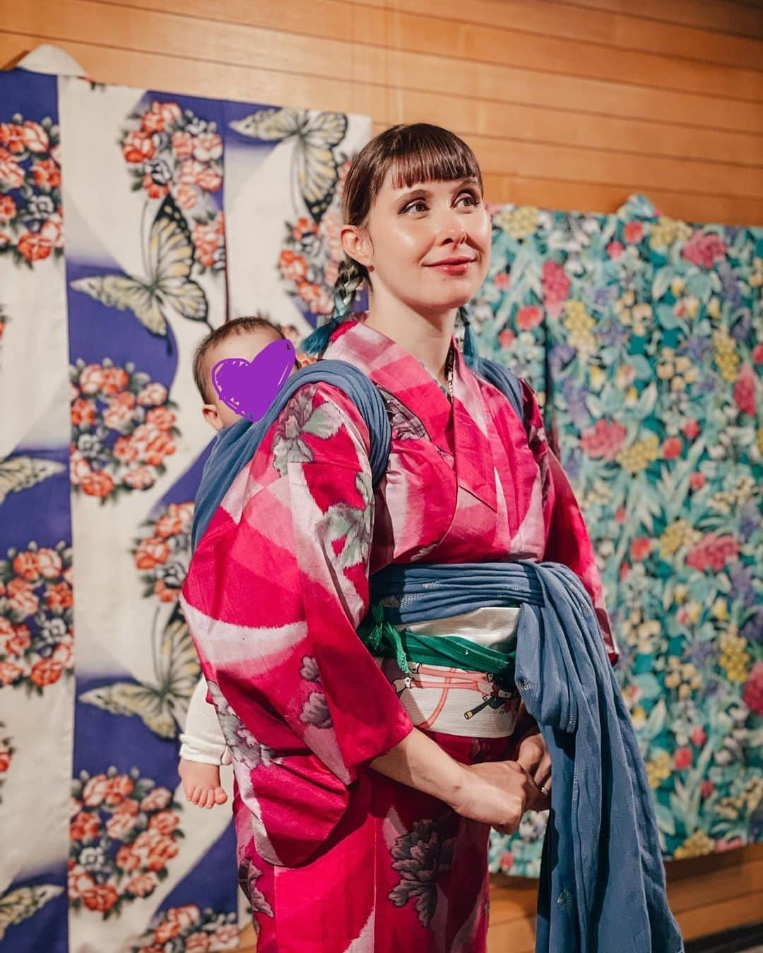 Anji SALZのインスタグラム：「日本語↓  Here is a messy but real „daily life“ kimono outfit after wrangling with two kids..  It was a stressful day from start to end but at least I got some cute pictures together and saw some beautiful meisen kimono with my friend 💕  Tied the kimono short as to not damage the seam with my sandal buckles and to be able to move.. but let’s face it. It looks crap 😂  Last picture are the “dinosaur arms” - when the kimono sleeves are too short and you gotta pull your arms in for the photo 🦖📸  子育て中のリアルの普段着物👘 その日は色々大変だったけど、3人の写真を撮れてよかったのと、素敵な銘仙着物をみれてよかった❤️  裾にダメージかけないのと動きやすくするため、わざと短くきたけど、やはり格好悪い👎😂  最後の写真は「恐竜のうで」🦖　裄が短い場合はうでを引き上げるポーズあるあるよね。  Kimono: antique meisen Obi: Pink Panther vintage  Obijime: @gleshimakimono  Baby wrap: @didymos_babywearing @didymosjapan   #銘仙でお出かけ #大正の夢秘密の銘仙ものがたり展 #着物 #着物コーディネート #普段着物 #ママファッション #和装 #アンティーク着物 #kimono #japanesekimono #meisenkimono #didymos #didymos_babywearing #babywearing #japan #japanesefashion #ベビーウェアリング #ディディモス」