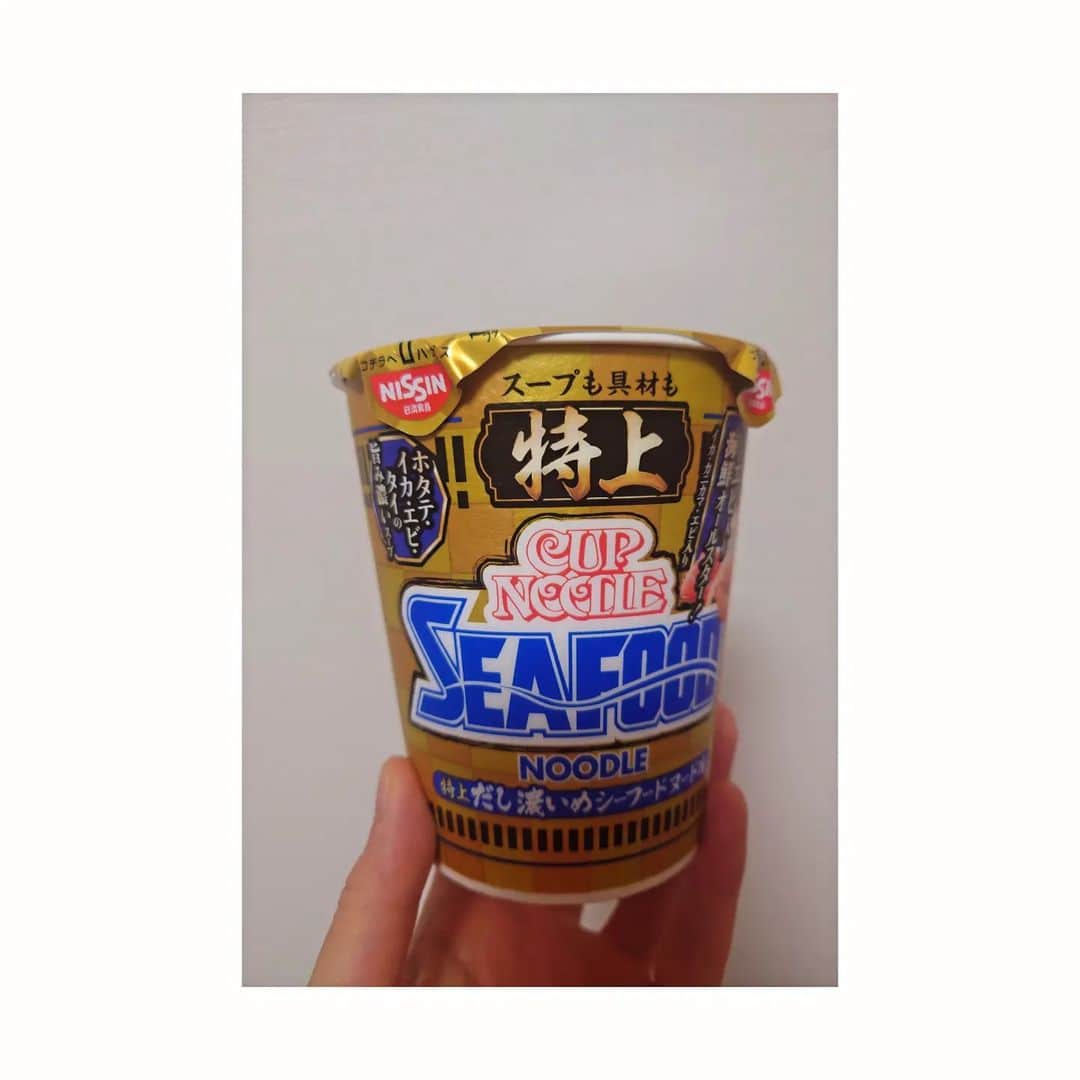 郷司利也子さんのインスタグラム写真 - (郷司利也子Instagram)「アスリートの肩書きを持っている奴が載せないものです。  どうしても食べてみたくなり、購入。  たまに食べるんですけど、こういうものを食べる時は野菜の大量食べと、たんぱく質別腹をやります。  体にカロリー使ってもらわないといけないので、燃やす材料を追加。  そう言われました💓  感想は簡単に…　 通常のものより、格上でした。  気のせいかもしれませんが、胃にくる感覚が軽め。  他の味も少しずつ試そうと思います。  #アスリート女子 #女子プロボクサー#アラフォーアスリート #女子格闘技 #クリスタルジム #ボクシングエクササイズ #よしもとアスリート #カップヌードルシーフード」10月6日 1時07分 - goshiriyako