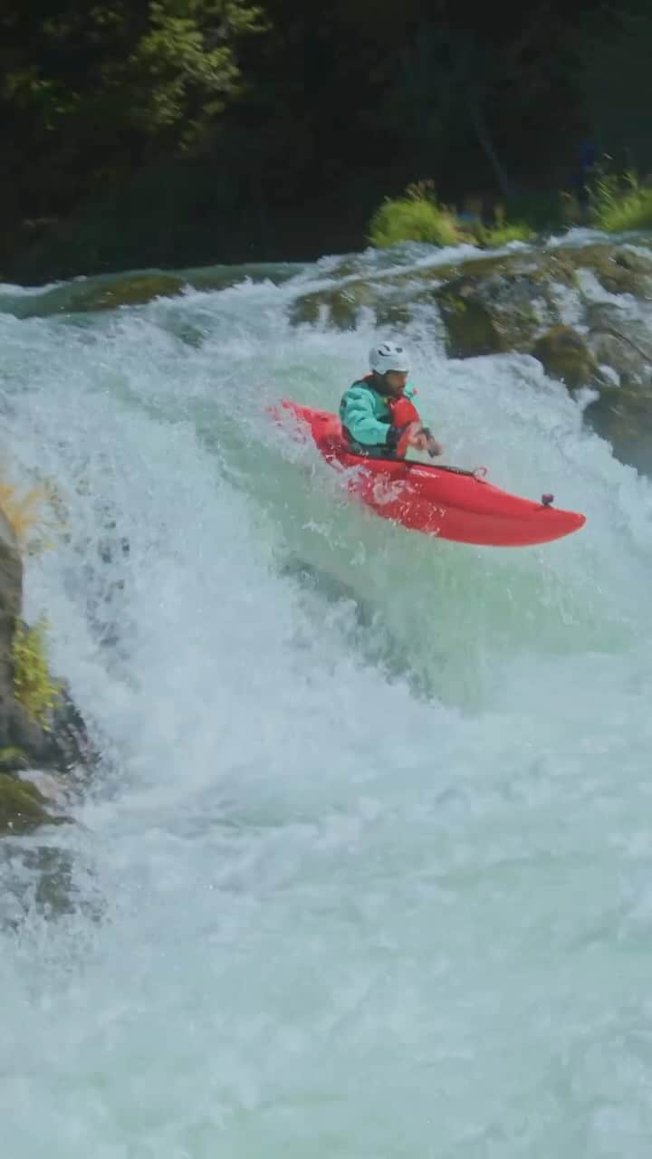 コロンビアのインスタグラム：「Overlanding 🤝 Kayaking 🎥: @thegearjunkie」