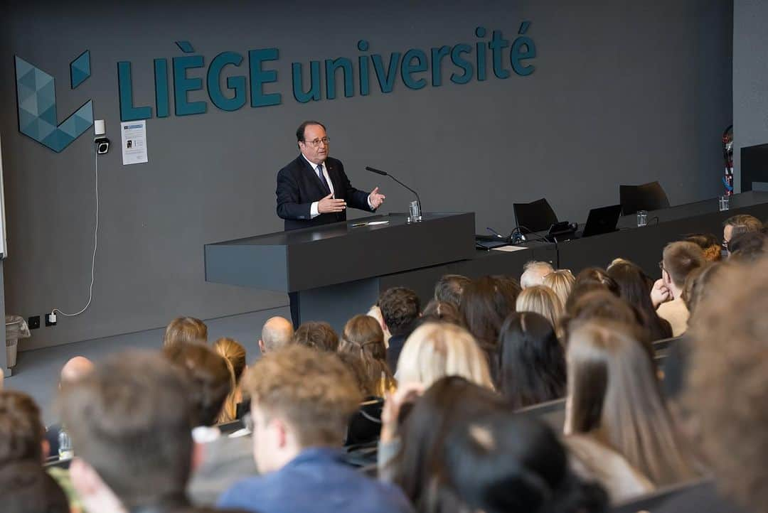 フランソワ・オランドさんのインスタグラム写真 - (フランソワ・オランドInstagram)「Grand bonheur de revenir dans la belle ville de Liège pour une conférence devant les étudiants de l’@universitedeliege. Heureux de revoir mon ami @eliodirupo et le Bourgmestre @willydemeyer_ Un grand merci à toute l’équipe de l’université pour l’organisation de cette rencontre !  Crédit photo : Sandrine Seyen」10月6日 1時21分 - fhollande