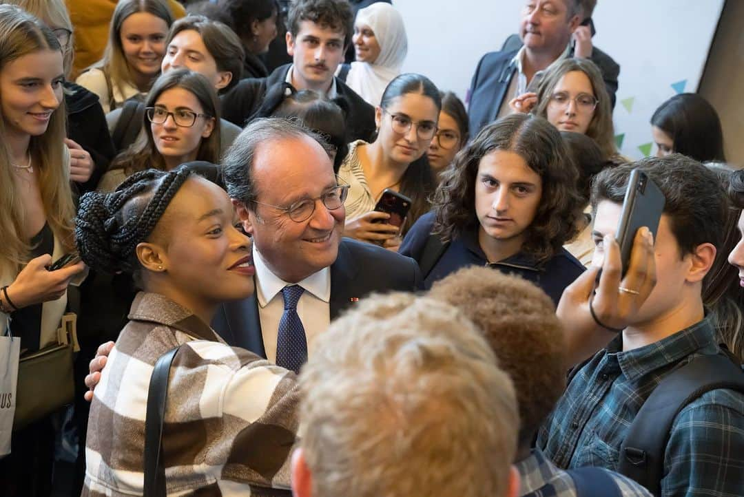 フランソワ・オランドさんのインスタグラム写真 - (フランソワ・オランドInstagram)「Grand bonheur de revenir dans la belle ville de Liège pour une conférence devant les étudiants de l’@universitedeliege. Heureux de revoir mon ami @eliodirupo et le Bourgmestre @willydemeyer_ Un grand merci à toute l’équipe de l’université pour l’organisation de cette rencontre !  Crédit photo : Sandrine Seyen」10月6日 1時21分 - fhollande