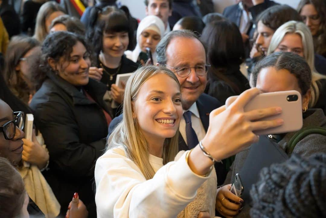 フランソワ・オランドさんのインスタグラム写真 - (フランソワ・オランドInstagram)「Grand bonheur de revenir dans la belle ville de Liège pour une conférence devant les étudiants de l’@universitedeliege. Heureux de revoir mon ami @eliodirupo et le Bourgmestre @willydemeyer_ Un grand merci à toute l’équipe de l’université pour l’organisation de cette rencontre !  Crédit photo : Sandrine Seyen」10月6日 1時21分 - fhollande