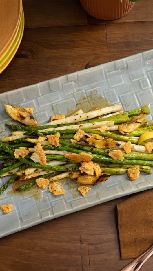 フランコ・ノリエガのインスタグラム：「Lemon brown butter 🍋🧈 asparagus with crunchy Parmesan crisps! Get my recipe in the @foodnetwork」