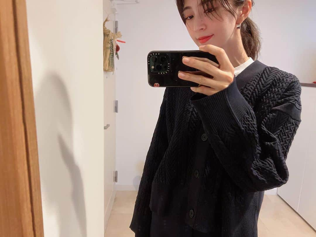 安田美沙子のインスタグラム：「秋服。  今日は長男とおそろスニーカー👟  最近は、かわいい→かっこいいに息子がなってきた。  キュン🫰  寝顔は赤ちゃんのまんまだけど。  可愛いとかっこいいが入り混じったのを楽しむ☺️♥️  毎日鍵がどこいった？ってなるので、コラボバッグに全部付けつつ、ついにエアタグデビュー✨  すでにパソコンで、何度か探した。笑  なんて便利！  #秋 #カーディガン @hereiam.official  #shoes @newbalance  @pellico_japan  #pierce @newbottega」