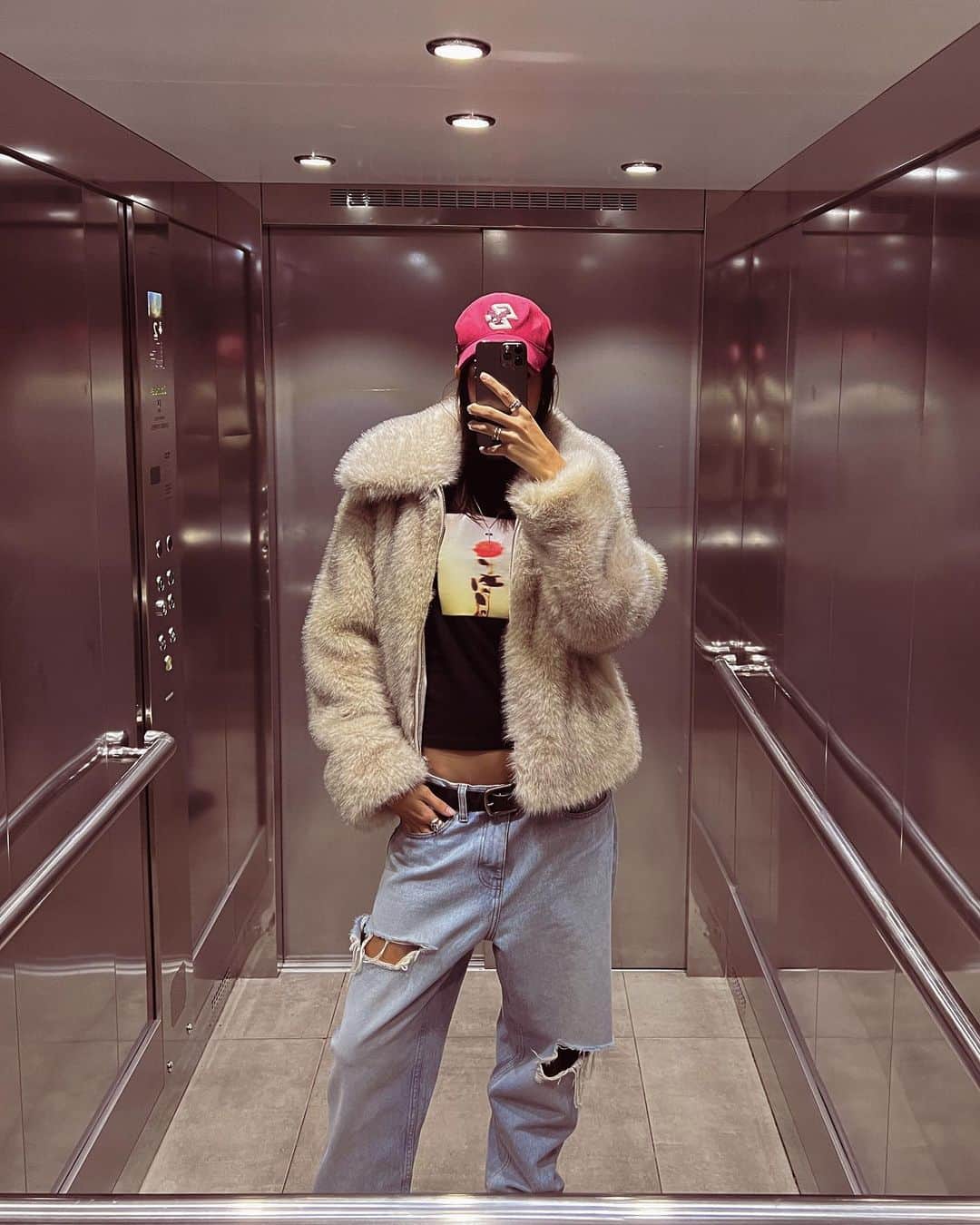 のインスタグラム：「POV: Running errands but elevated!   Cropped faux fur coat [129304165]」