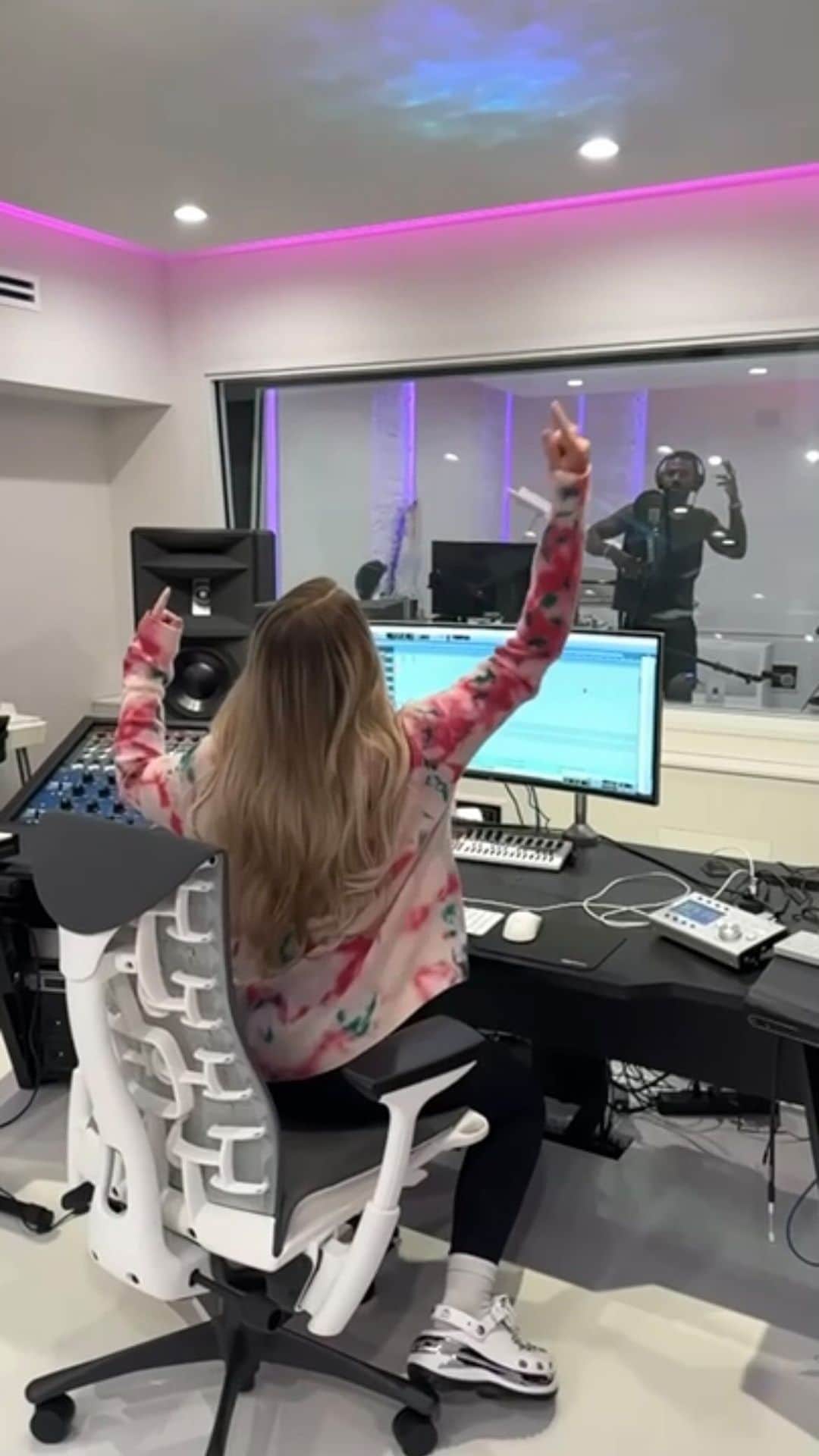 メーガン・トレイナーのインスタグラム：「HANDS ON ME!!! OCTOBER 13th!! WITH MY FAV @jasonderulo 🎤🥳🎧 #handsonme」