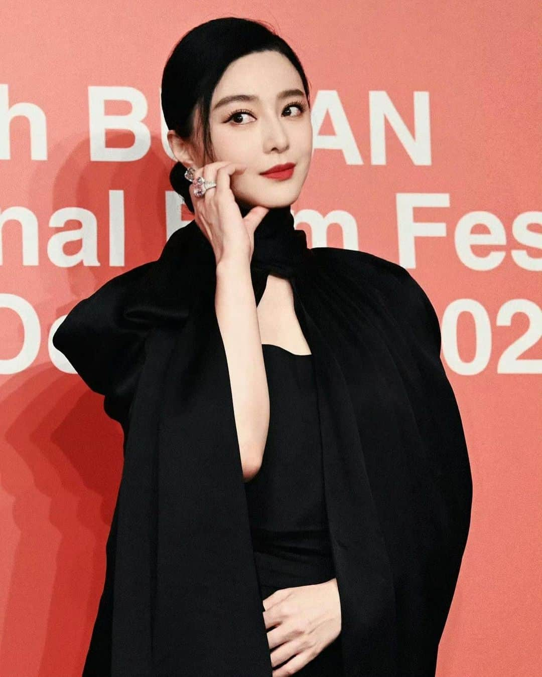 ファン・ビンビンのインスタグラム：「Press conference for my film - Green Night at #BIFF2023.  Photography: @gettyimages (Han Myung-Gu), @jjstudio_aeun, @karro_hu  Photo retouch: @yuanyizhang」