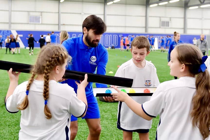 アンドレ・ゴメスのインスタグラム：「Giving back to our Community 🤝  @evertoninthecommunity showcase 🔵⚪️」