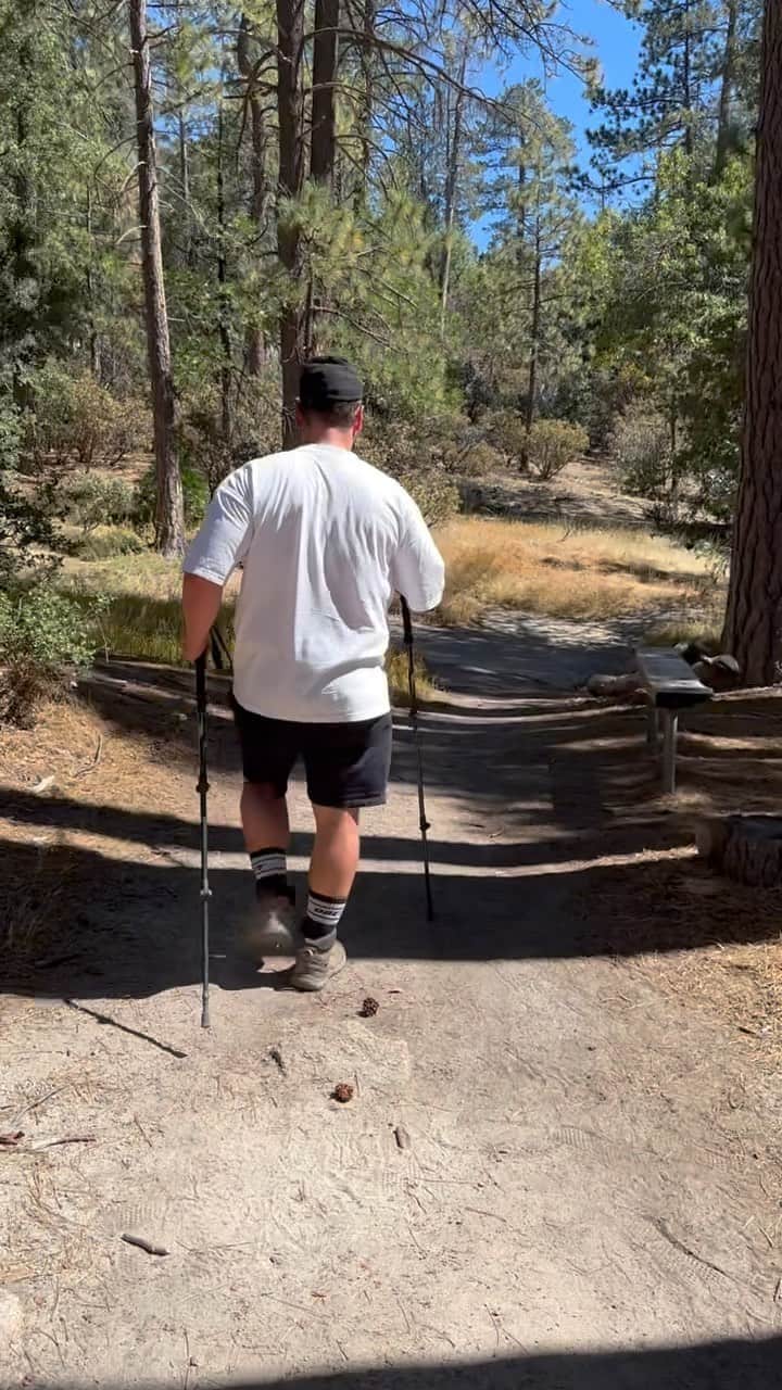 マット・マクゴリーのインスタグラム：「Watch till the end w volume up 🤗 Entering my toxic influencer era 🥰🤭😉😈  First time hiking with poles and I quite liked it! Thanks for lending them @jackfalahee 💜」