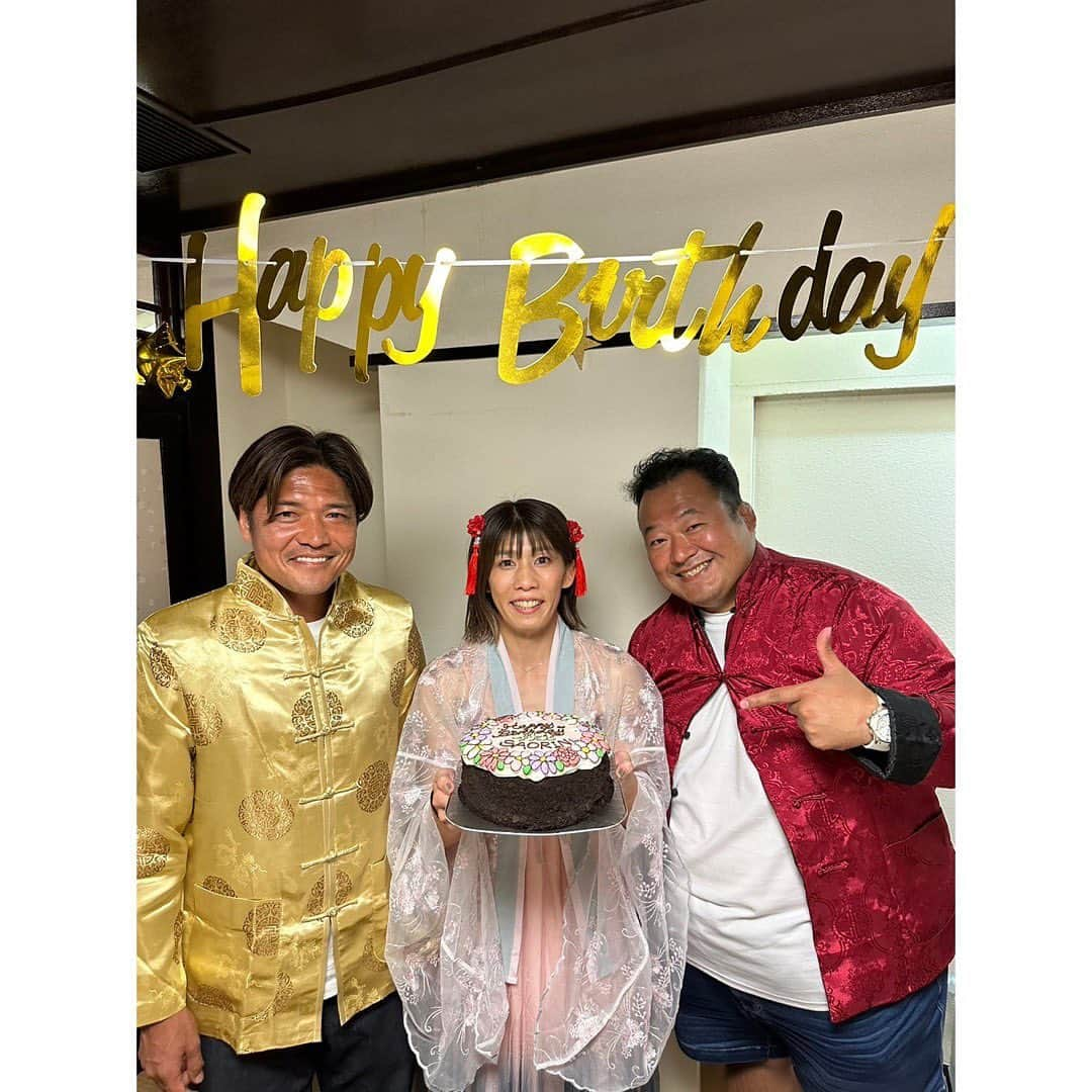 狩野舞子さんのインスタグラム写真 - (狩野舞子Instagram)「無事に41歳を迎えることができました🎂  当日の夜はドスコイファミリーが サプライズバースデーを開いてくれて沢山の仲間が集まってくれました🥰♡  お誕生日会に駆けつけてくれた みんな、本当にありがとう😆🙏  最高の仲間です🩷  この感謝の気持ちを忘れずに これからも楽しく元気に頑張ります😆✨️  #2023.10.05 #ドスコイファミリー #サプライズバースデー #感謝 #最高の仲間」10月6日 1時39分 - kanochan715