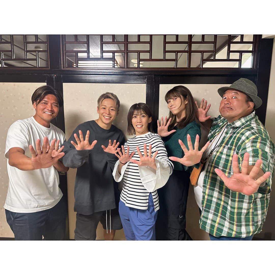 狩野舞子さんのインスタグラム写真 - (狩野舞子Instagram)「無事に41歳を迎えることができました🎂  当日の夜はドスコイファミリーが サプライズバースデーを開いてくれて沢山の仲間が集まってくれました🥰♡  お誕生日会に駆けつけてくれた みんな、本当にありがとう😆🙏  最高の仲間です🩷  この感謝の気持ちを忘れずに これからも楽しく元気に頑張ります😆✨️  #2023.10.05 #ドスコイファミリー #サプライズバースデー #感謝 #最高の仲間」10月6日 1時39分 - kanochan715