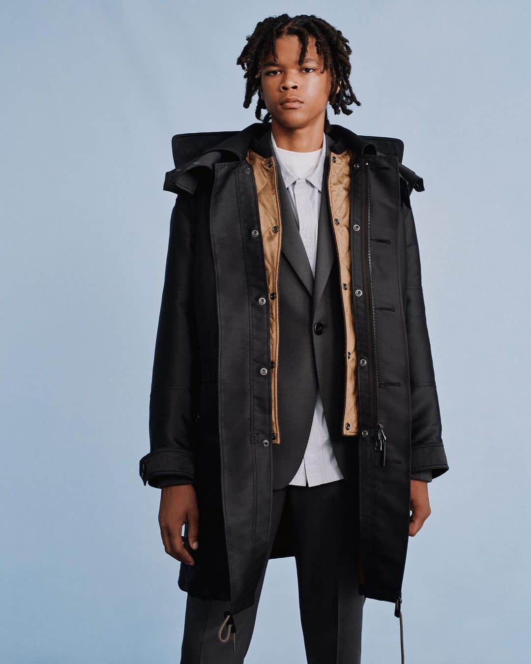 のインスタグラム：「A statement coat from Lucas Ossendrijver’s fall collection for Theory Project, the 3-in-1 parka features a reversible, detachable liner made with brushed wool and quilted satin exemplifies his focus on innovative construction techniques. Discover his latest collection at the link in bio. #TheoryProject」