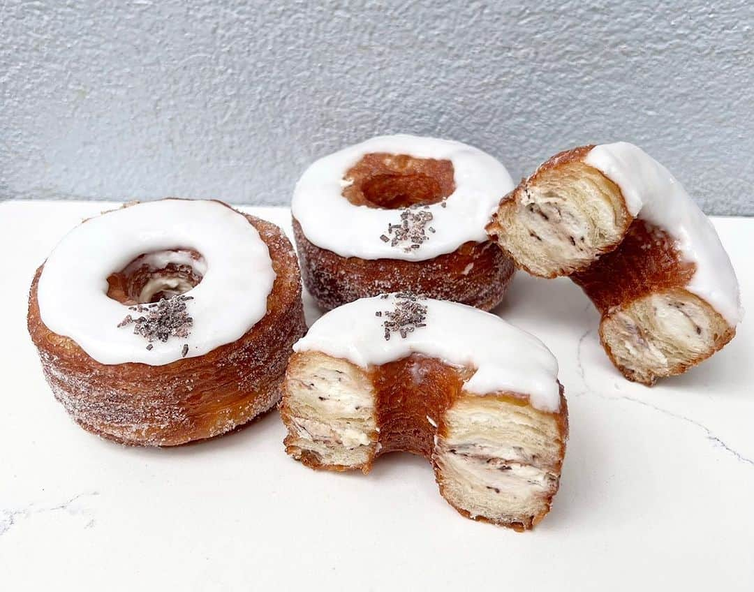 DOMINIQUE ANSEL BAKERYのインスタグラム：「Stracciatella for our October Cronut® flavor in NYC, filled with sweet cream chocolate chip ganache with a hint of Maldon sea salt. Here in Soho all month long; preorders are up now at CronutPreorder.com for Soho pick-ups 2 weeks out (and you can order up to 12pcs and skip the line too). And a new batch for nationwide shipping is now live at DominiqueAnselOnline.com ✈️.」