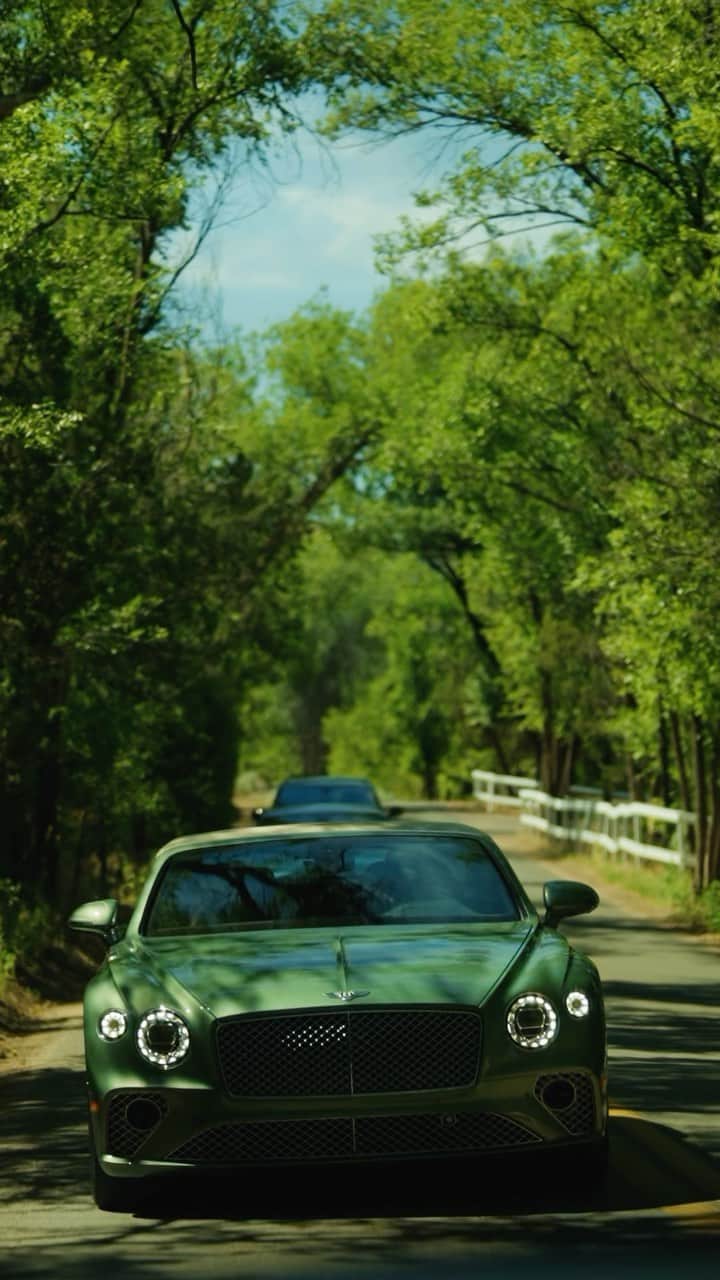 のインスタグラム：「Looking for something extraordinary?  Immerse yourself on a journey of discovery through the rugged terrain of New Mexico’s badlands, experiencing indigenous art and culture and the local cuisine through one-of-a-kind culinary experiences.  From the comfort of a #Bentley, experience otherworldly landscapes of colourful canyons and ancient rock formations - on the drive of your life.  This is just one of many extraordinary experiences that Bentley offers.」