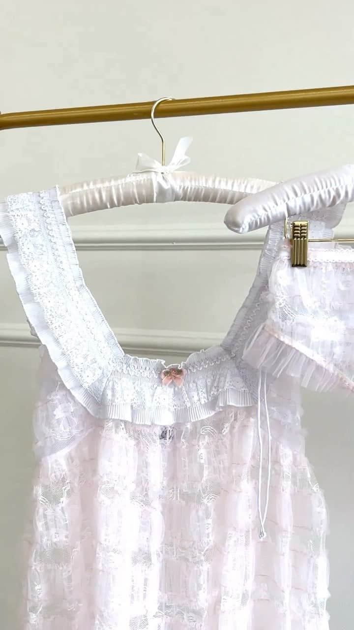 For Love & Lemonsのインスタグラム：「THE DETAILS: Cascading intricate layered lace, ethereal pleated satin ruffle trim, and delicate rosette bow details🌷The Ulla Collection #forloveandlemons」