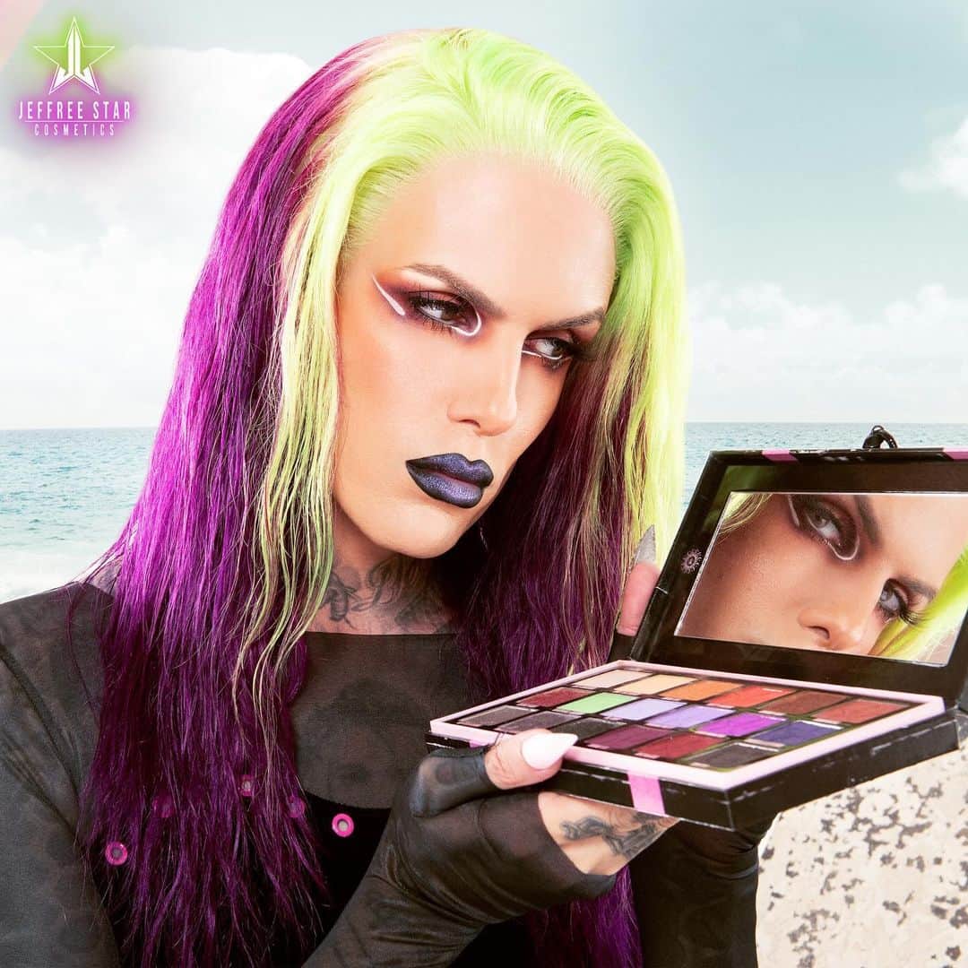 Jeffree Star Cosmeticsさんのインスタグラム写真 - (Jeffree Star CosmeticsInstagram)「🖤 Embrace your dark side with the mesmerizing Gothic Beach Collection! 🌊🦇✨ Get ready to slay the spooky season with our stunning eye shadow palette, intense #BeachProof eyeliners, BeachProof mascara, and #SPF protection! 😍🎨💄 Protect your skin while looking fierce and fabulous! ☀️🔥 Don't miss out on this gothic glam collection! 💀🖤 #JeffreeStarCosmetics #GothicBeachCollection」10月6日 1時47分 - jeffreestarcosmetics