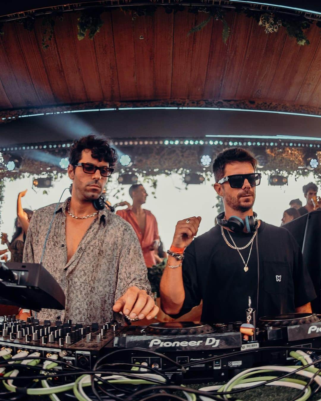 ハイメ・アルグエルスアリのインスタグラム：「La tarde caía el sábado 12 de agosto en el Brunch Electronik Festival y en el Harmonik Stage el dúo Pole Position se preparaba para entregar toda su energía al público. A las 19hs se suben al stage para dar una sesión que deja la noche servida en bandeja para el goce del segundo dia de festival.  Revive la sesión completa de @poleposition en el Brunch Electronik Festival 2023 el próximo miércoles 11 de octubre en nuestro canal de YouTube.」