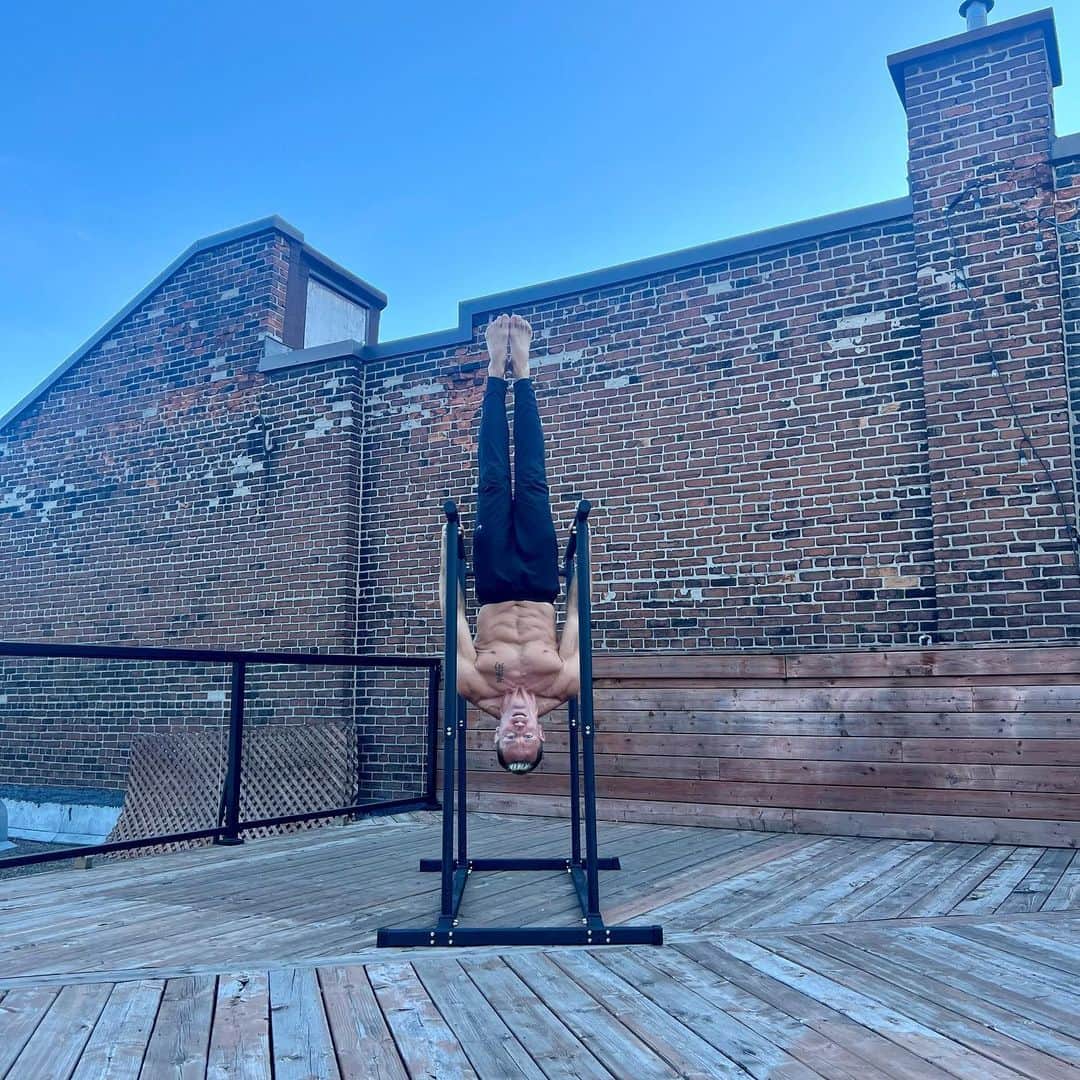 ジョルジュ・サンピエールのインスタグラム：「Is it me because I often have the impression that the world is upside down??? 🙃  https://www.baseblocks.fit/pages/gsp」