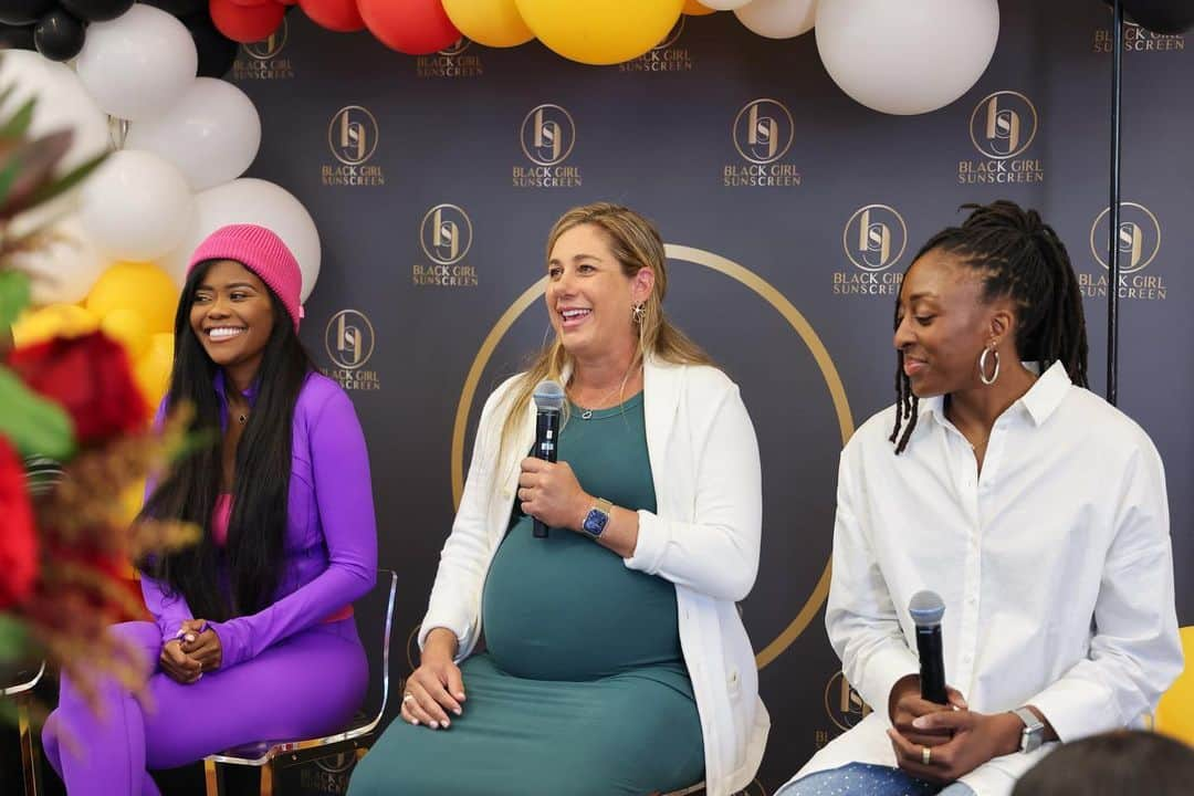 エイプリル・ロスさんのインスタグラム写真 - (エイプリル・ロスInstagram)「It was an honor to be included in the @blackgirlsunscreen panel at the @usc_track_field preseason celebration brunch! I have to imagine those college women walked away inspired and armed with some really great life advice from @nnekaogwumike karencivil @mikimango & @shontay_lundy just like I did 🙌🏼 So great to see brands put so much care, time, and effort into helping women reach their potential 🚀💪🏼  #blackgirlsunscreen #fighton ✌🏼」10月6日 1時53分 - aprilrossbeach