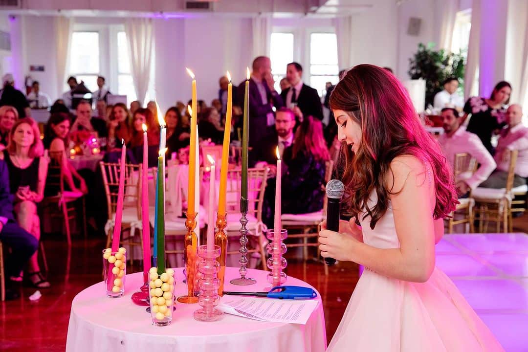 Ilana Wilesさんのインスタグラム写真 - (Ilana WilesInstagram)「It’s been almost a year since Mazzy’s Bat Mitzvah, but now that I have a little distance from it, plus the professional photos to share, I was finally able to gather my thoughts and write about the party, which was better than I ever could have imagined. Colorful, fun, whimsical… with just the right amount of fanciness. Mazzy was thrilled with how everything turned out (which was the most important part!), the guests all had a fabulous time and I could not have left that party happier. That all being said, I learned a lot from throwing my first Bat Mitzvah so I want to give you guys all the lessons. The things I wouldn’t change, as well as the things I will do differently next time. It’s a long post, so Substack is making me split it up into parts. Go to the link in my bio for Part One. If you need to catch up, I also put links to everything I have written about the Bat Mitzvah so far— an explainer about the planning process, a post about watching Mazzy read from the torah at her service, the speech I gave at the party, and a video of the all important Bat Mitzvah Montage. I’ve been thinking a lot about why it’s been so hard for me to write this final post about the party, and I think there are two reasons. 1) It was a very emotional day and a lot to process. 2) In my effort to “be present in the moment” I had to let go of documenting the party myself. This was the first major (or minor) event in Mazzy’s life that I have done that. It’s a good thing and the right call (@daverobbinsphotography did a beautiful job of capturing the day), but not having my own perspective made the post a little harder to put together after the fact. Content creator problems!」10月6日 1時55分 - mommyshorts